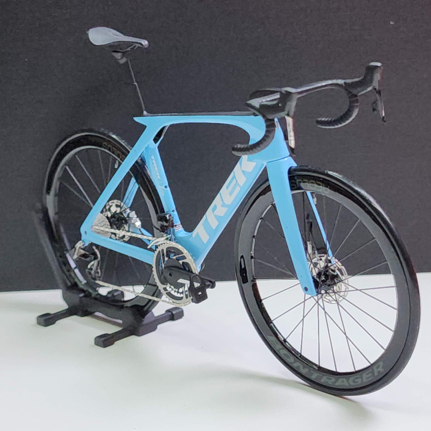 Trek Madone Gen 6 7 Miniaturmodell 1:12 Rennrad | Geschenk für deinen Partner oder dich selbst | Maßstabsgetreues Modell | Maßgeschneidert, ultrarealistisch