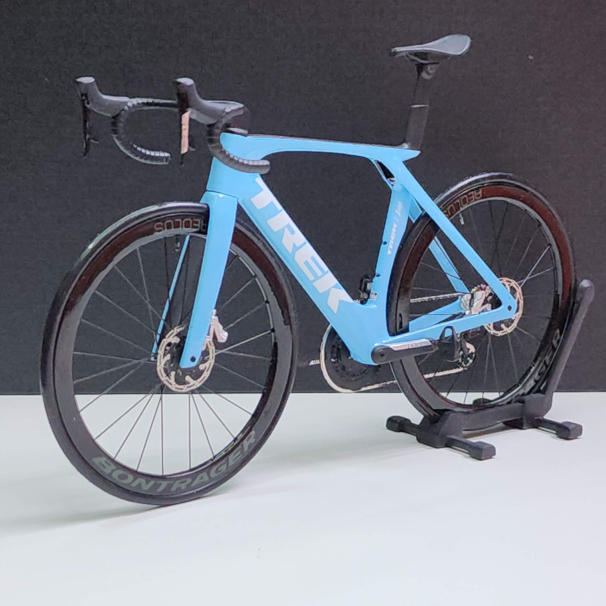 trek rennrad blau Trek Madone Gen 6 7 Miniaturmodell 1:12 Rennrad | Geschenk für deinen Partner oder dich selbst | Maßstabsgetreues Modell