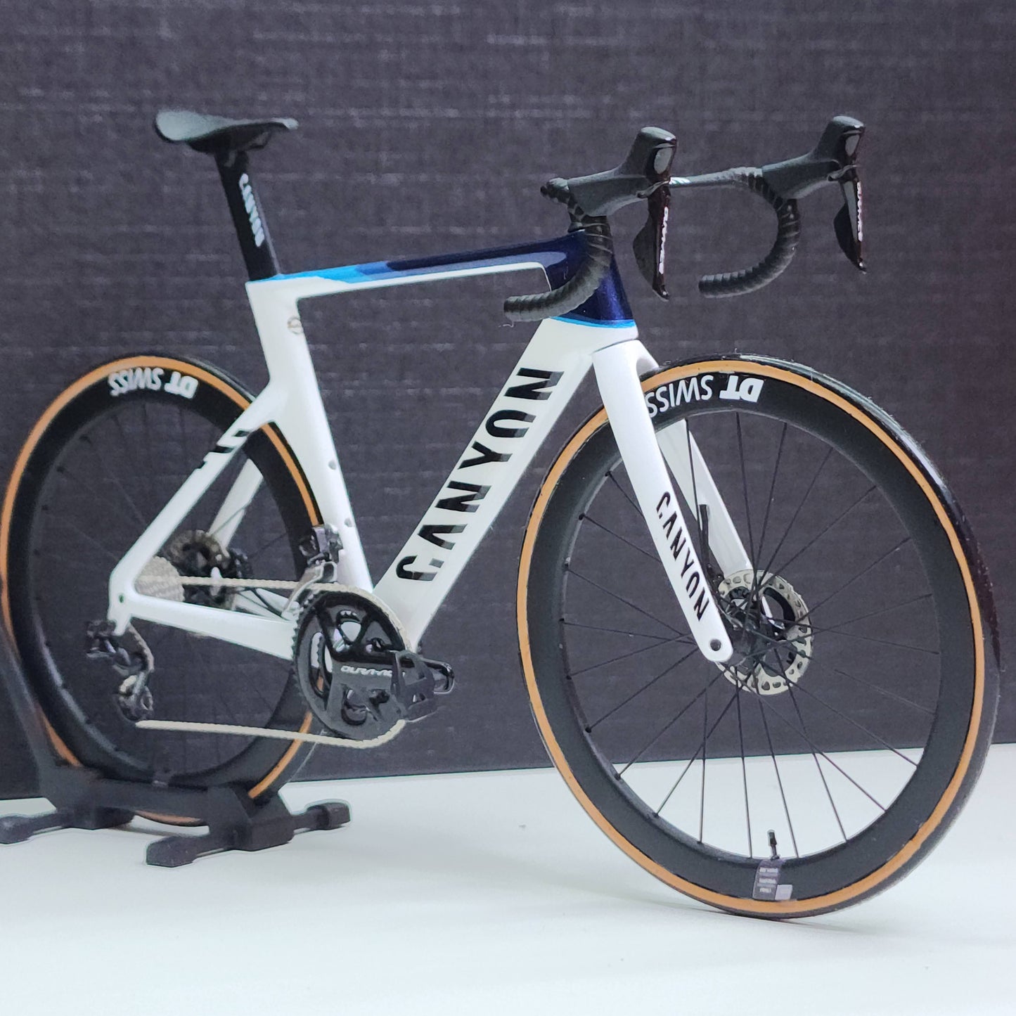 Canyon Aeroad CF SLX CFR Miniature Modello 1:12 Bici da strada | Regalo MVDP per il tuo compagno o te stesso | Modello in scala su misura ultra realistico