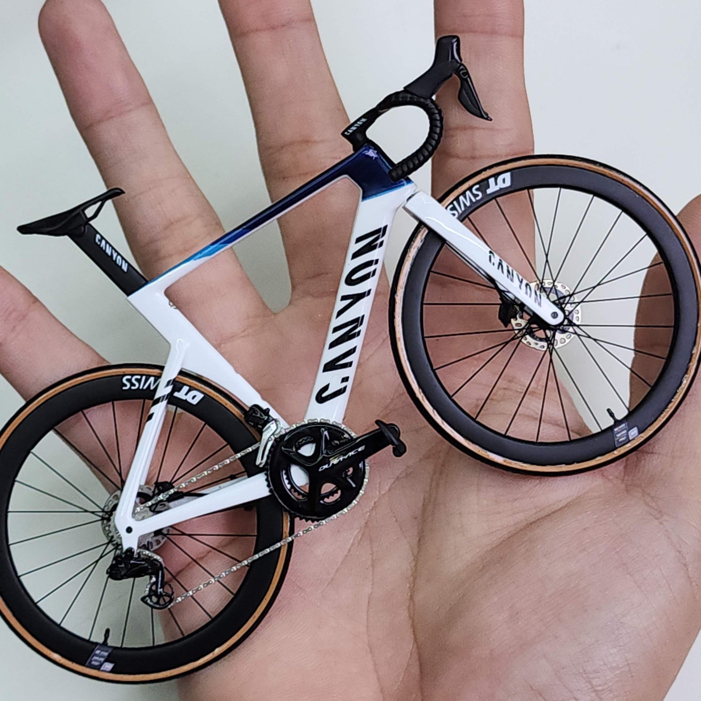 Canyon Aeroad CF SLX CFR Miniature Modello 1:12 Bici da strada | Regalo MVDP per il tuo compagno o te stesso | Modello in scala su misura ultra realistico