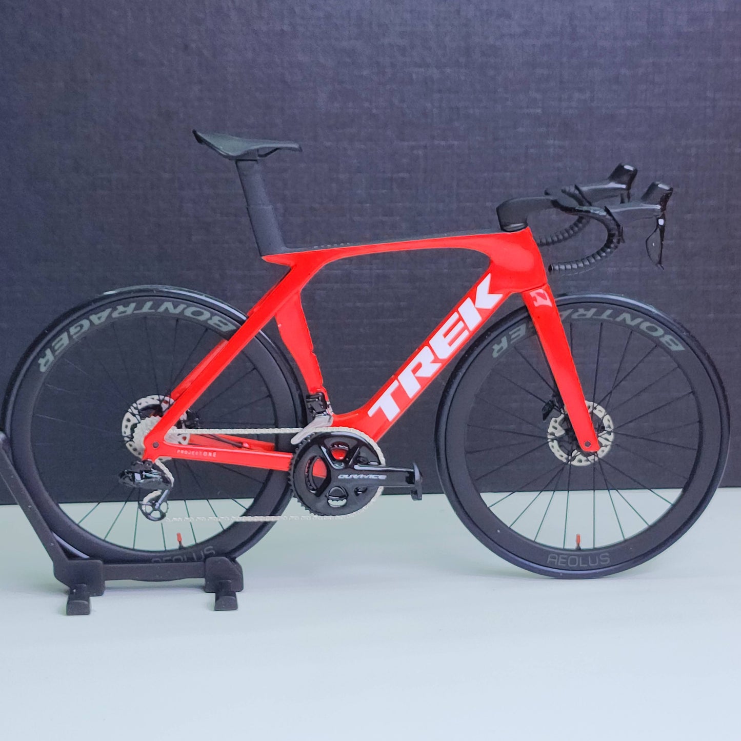 Trek Madone Gen 6 7 Miniaturmodell 1:12 Rennrad | Geschenk für deinen Partner oder dich selbst | Maßstabsgetreues Modell | Maßgeschneidert, ultrarealistisch