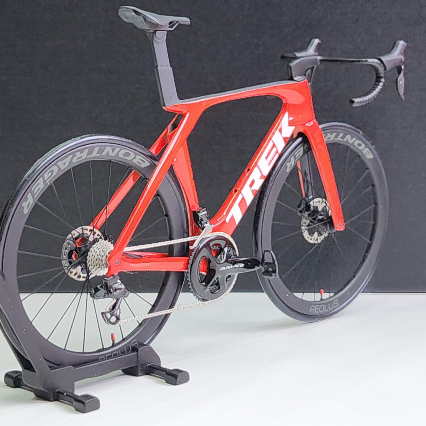 Trek Madone Gen 6 7 Miniaturmodell 1:12 Rennrad | Geschenk für deinen Partner oder dich selbst | Maßstabsgetreues Modell | Maßgeschneidert, ultrarealistisch