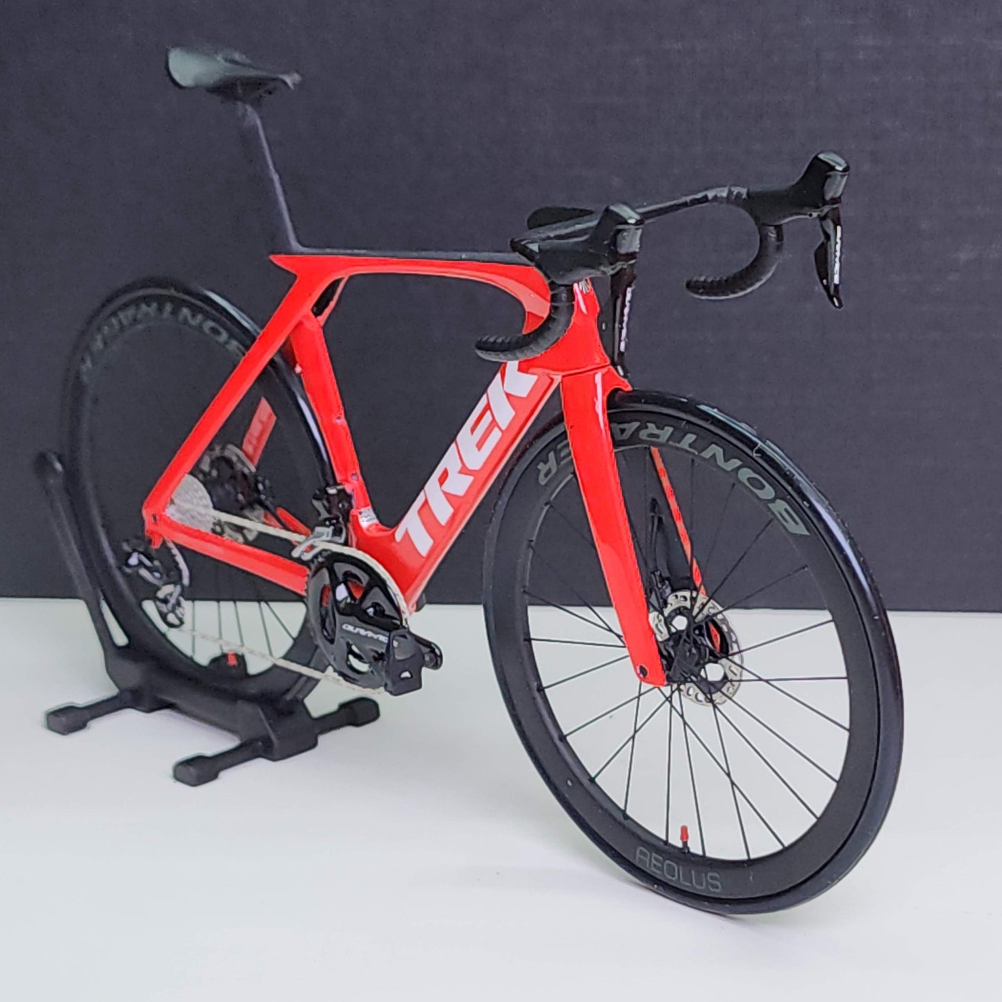 Trek Madone Gen 6 7 Miniaturmodell 1:12 Rennrad | Geschenk für deinen Partner oder dich selbst | Maßstabsgetreues Modell | Maßgeschneidert, ultrarealistisch