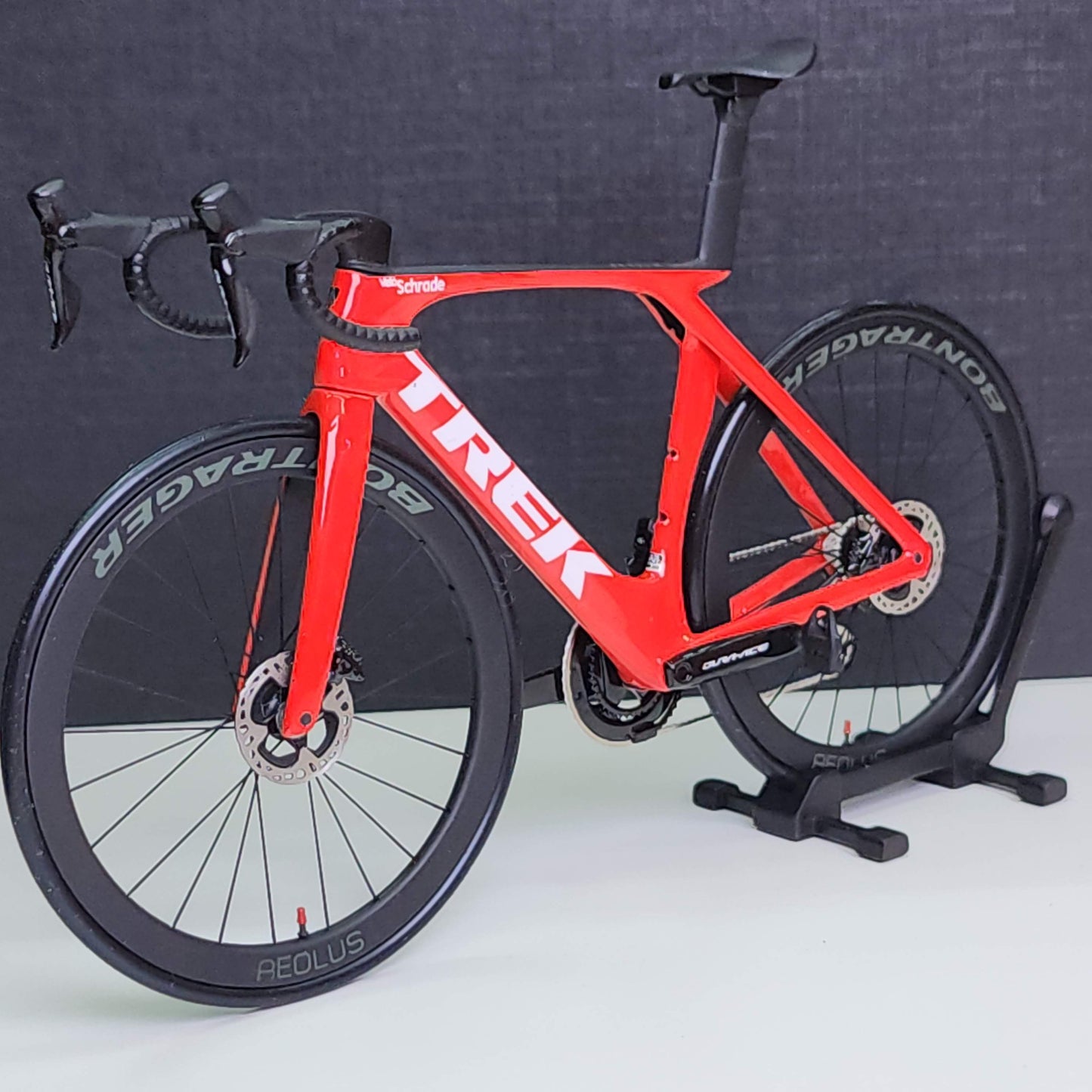 Trek Madone Gen 6 7 Miniaturmodell 1:12 Rennrad | Geschenk für deinen Partner oder dich selbst | Maßstabsgetreues Modell | Maßgeschneidert, ultrarealistisch