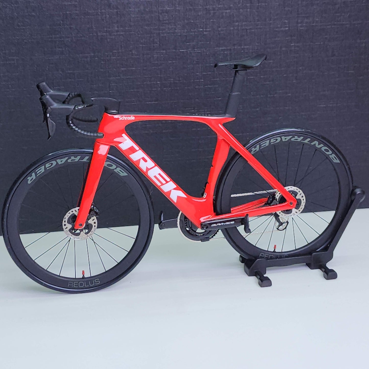 Trek Madone Gen 6 7 Miniaturmodell 1:12 Rennrad | Geschenk für deinen Partner oder dich selbst | Maßstabsgetreues Modell | Maßgeschneidert, ultrarealistisch