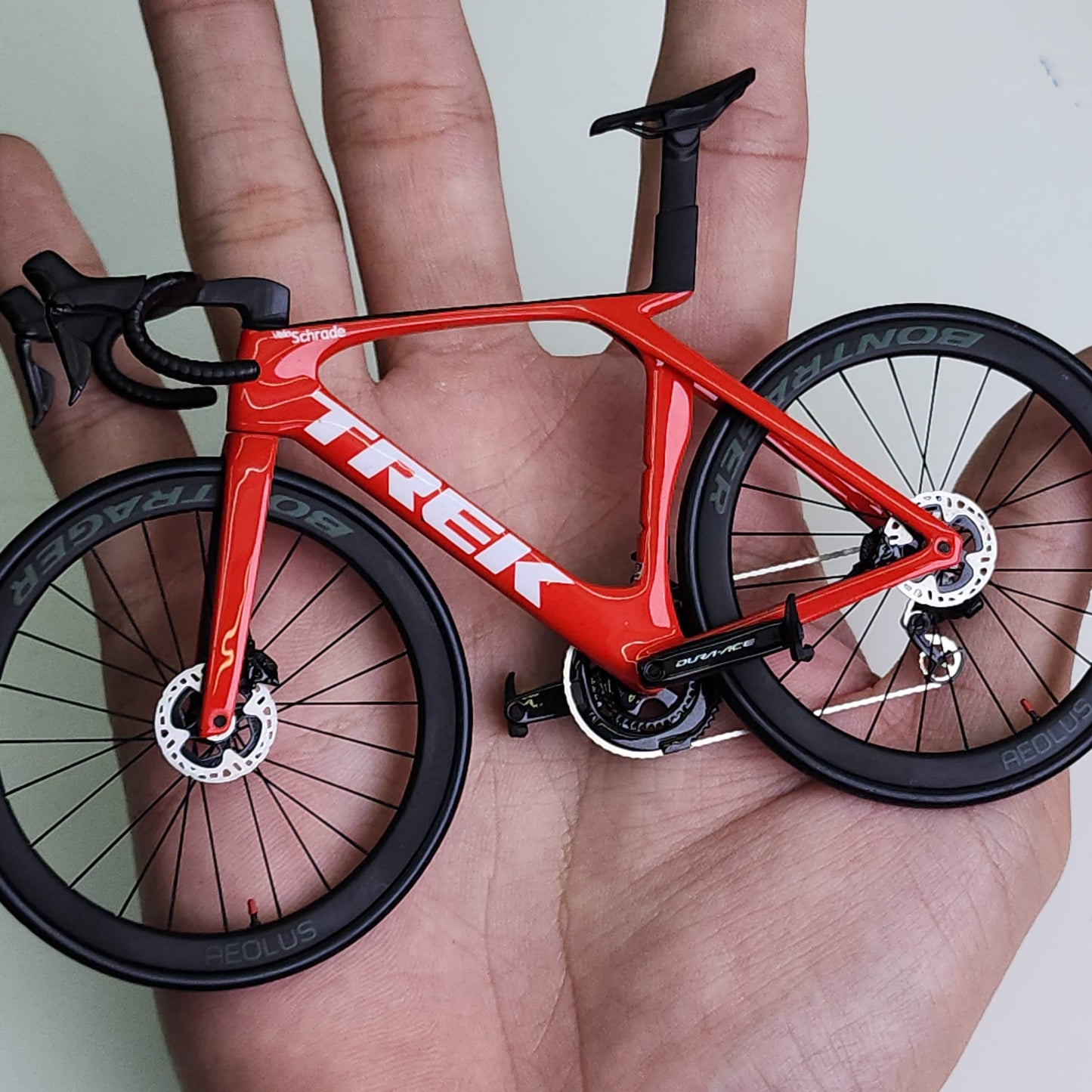 Trek Madone Gen 6 7 Miniaturmodell 1:12 Rennrad | Geschenk für deinen Partner oder dich selbst | Maßstabsgetreues Modell | Maßgeschneidert, ultrarealistisch