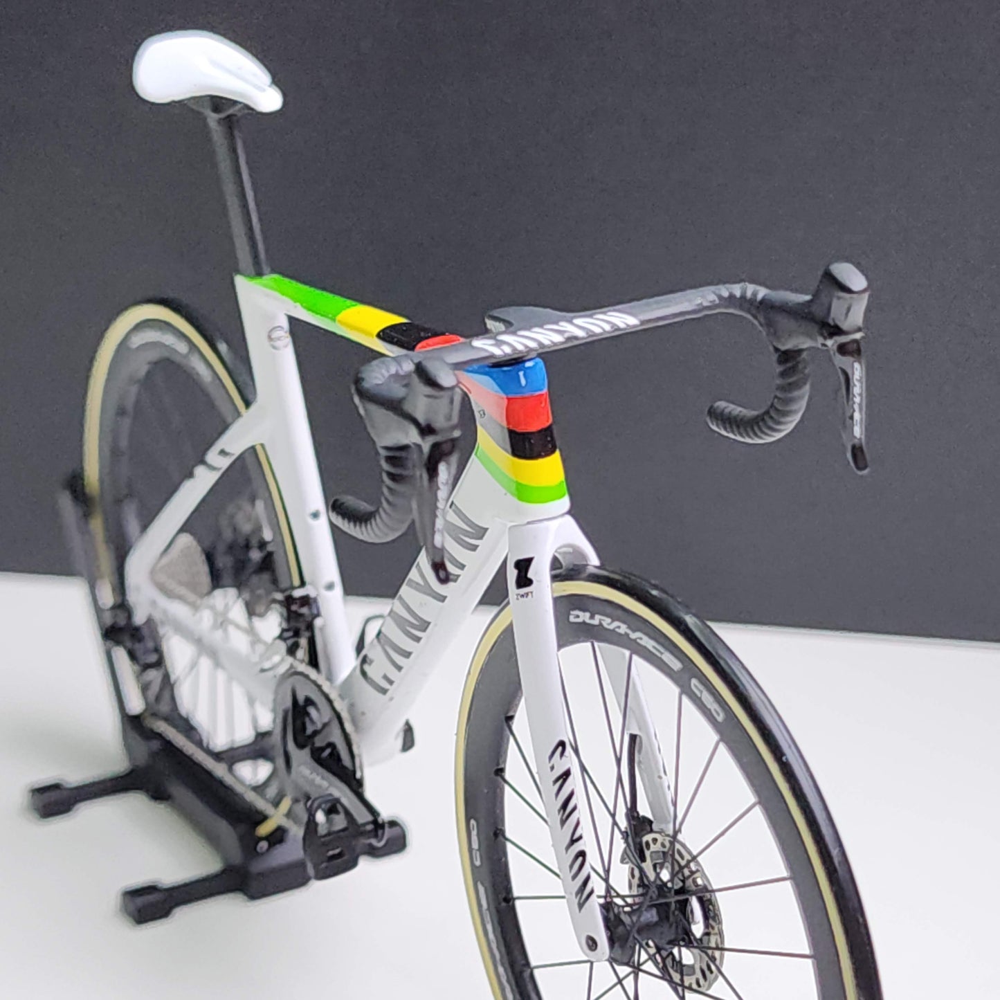 Canyon Aeroad CF SLX CFR Miniature Modello 1:12 Bici da strada | Regalo MVDP per il tuo compagno o te stesso | Modello in scala su misura ultra realistico