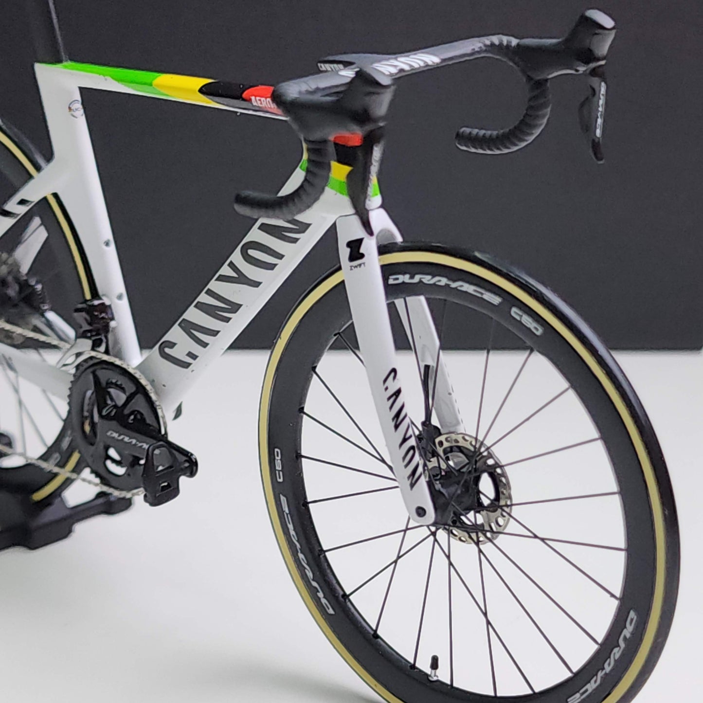 Canyon Aeroad CF SLX CFR Miniature Modello 1:12 Bici da strada | Regalo MVDP per il tuo compagno o te stesso | Modello in scala su misura ultra realistico