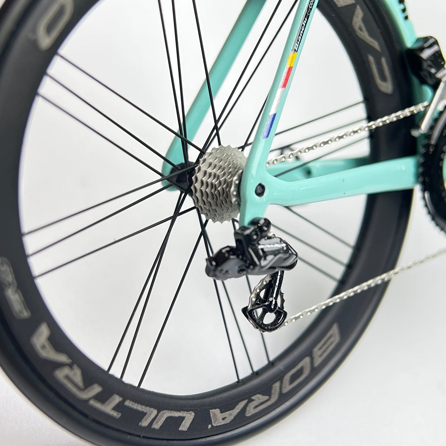 Bianchi Oltre XR4 Specialissima Miniaturas Modelo 1:12 Bicicleta de Carretera | Regalo para tu pareja o para ti mismo | Modelo a escala | Ultra realista hecho a medida