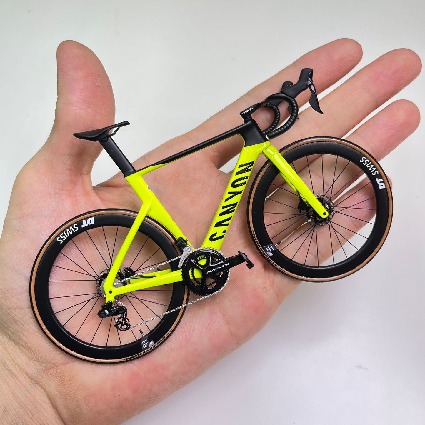 Canyon Aeroad CF SLX CFR Miniature Modello 1:12 Bici da strada | Regalo MVDP per il tuo compagno o te stesso | Modello in scala su misura ultra realistico