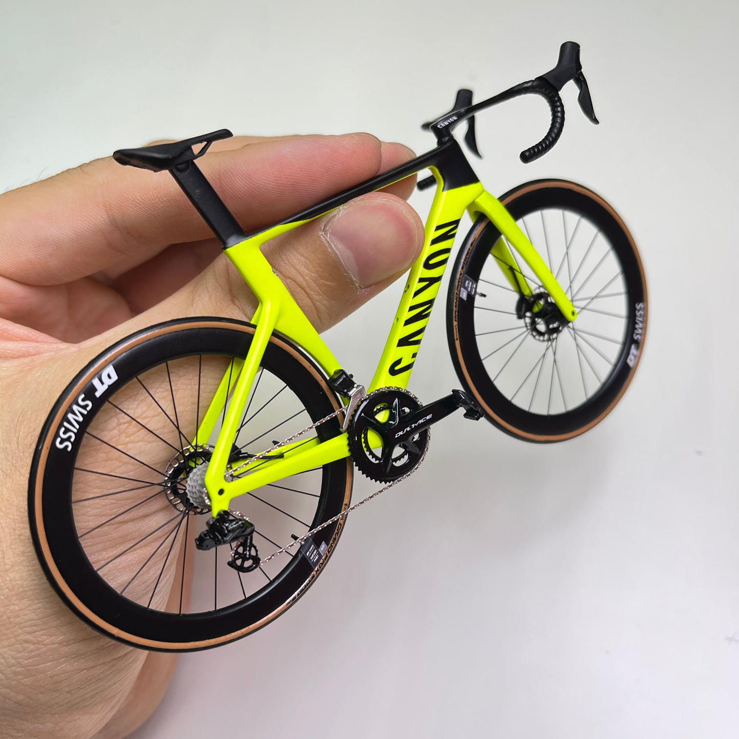 Canyon Aeroad CF SLX CFR Miniature Modello 1:12 Bici da strada | Regalo MVDP per il tuo compagno o te stesso | Modello in scala su misura ultra realistico