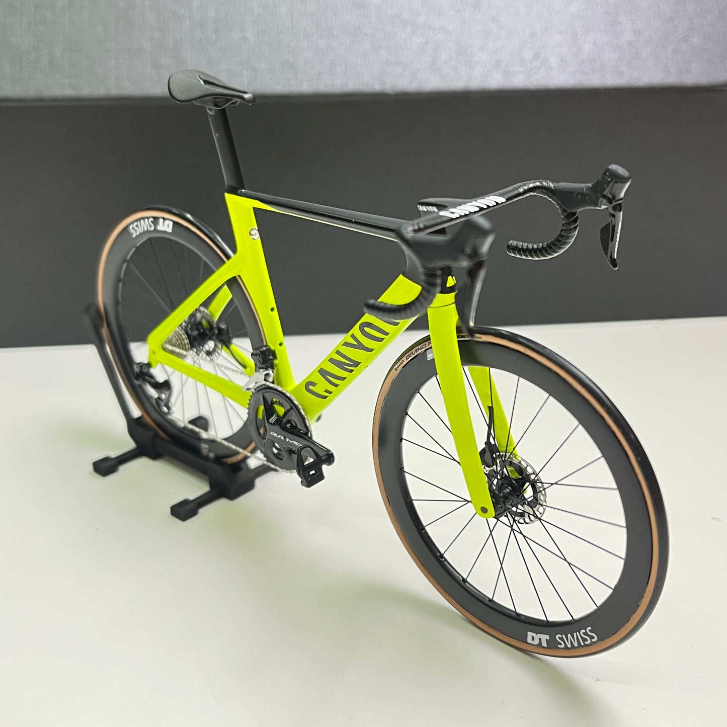 Canyon Aeroad CF SLX CFR Miniature Modello 1:12 Bici da strada | Regalo MVDP per il tuo compagno o te stesso | Modello in scala su misura ultra realistico