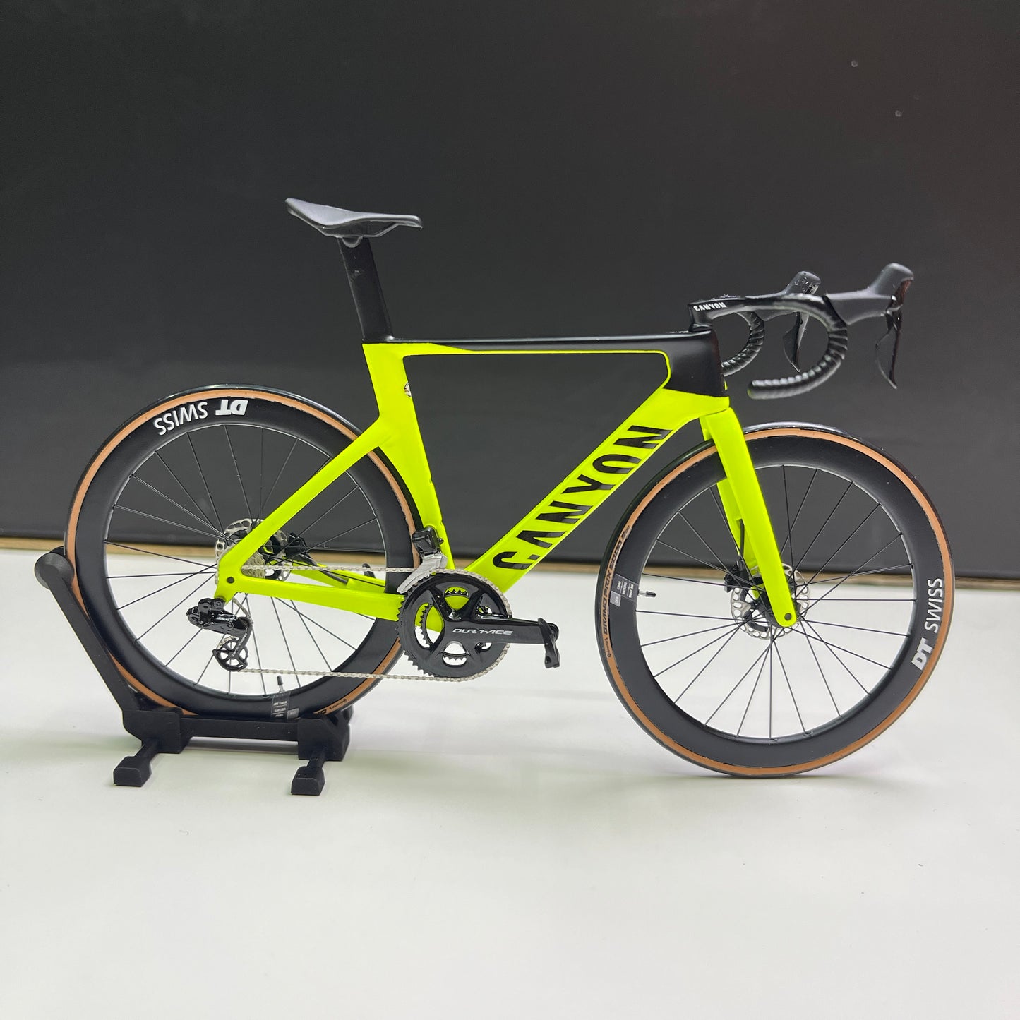 Canyon Aeroad CF SLX CFR Miniature Modello 1:12 Bici da strada | Regalo MVDP per il tuo compagno o te stesso | Modello in scala su misura ultra realistico