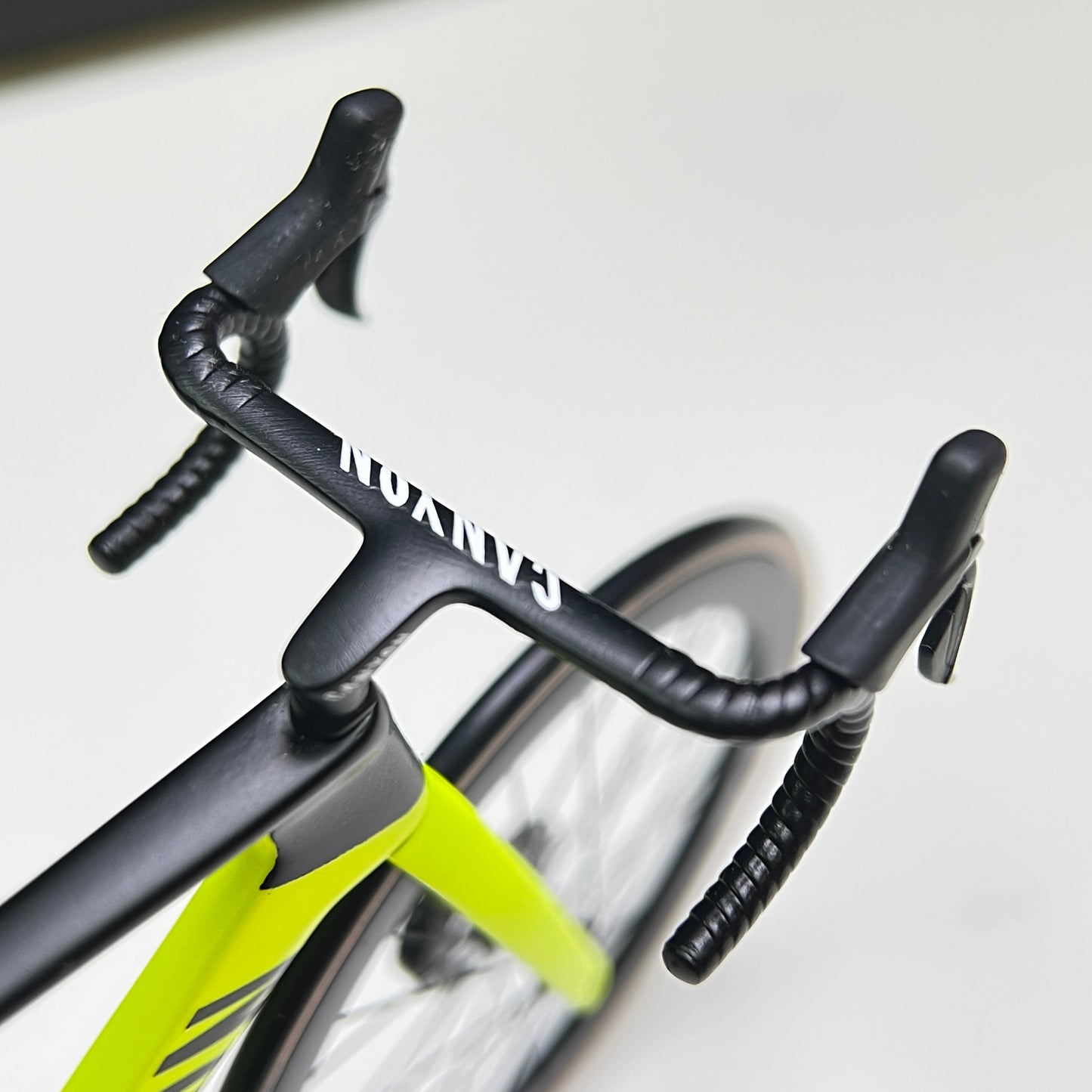 Canyon Aeroad CF SLX CFR Miniature Modello 1:12 Bici da strada | Regalo MVDP per il tuo compagno o te stesso | Modello in scala su misura ultra realistico