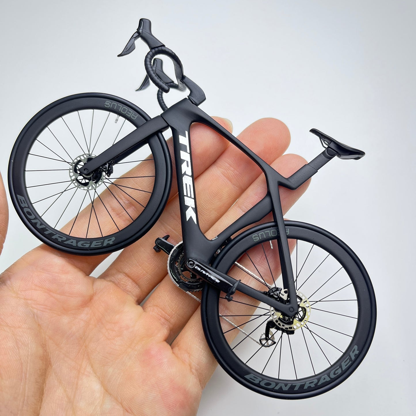 Trek Madone Gen 6 7 ミニチュア モデル 1:12 ロードバイク |友人や自分自身へのギフト |スケールモデル |カスタムメイドの超リアル