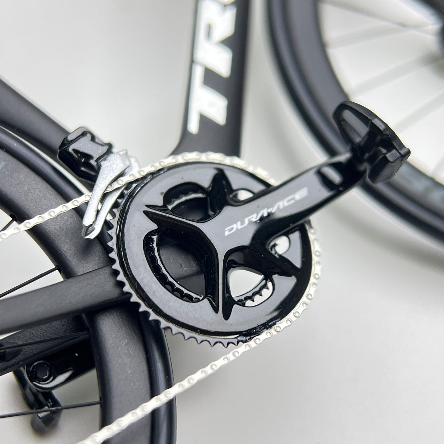 Trek Madone Gen 6 7 ミニチュア モデル 1:12 ロードバイク |友人や自分自身へのギフト |スケールモデル |カスタムメイドの超リアル