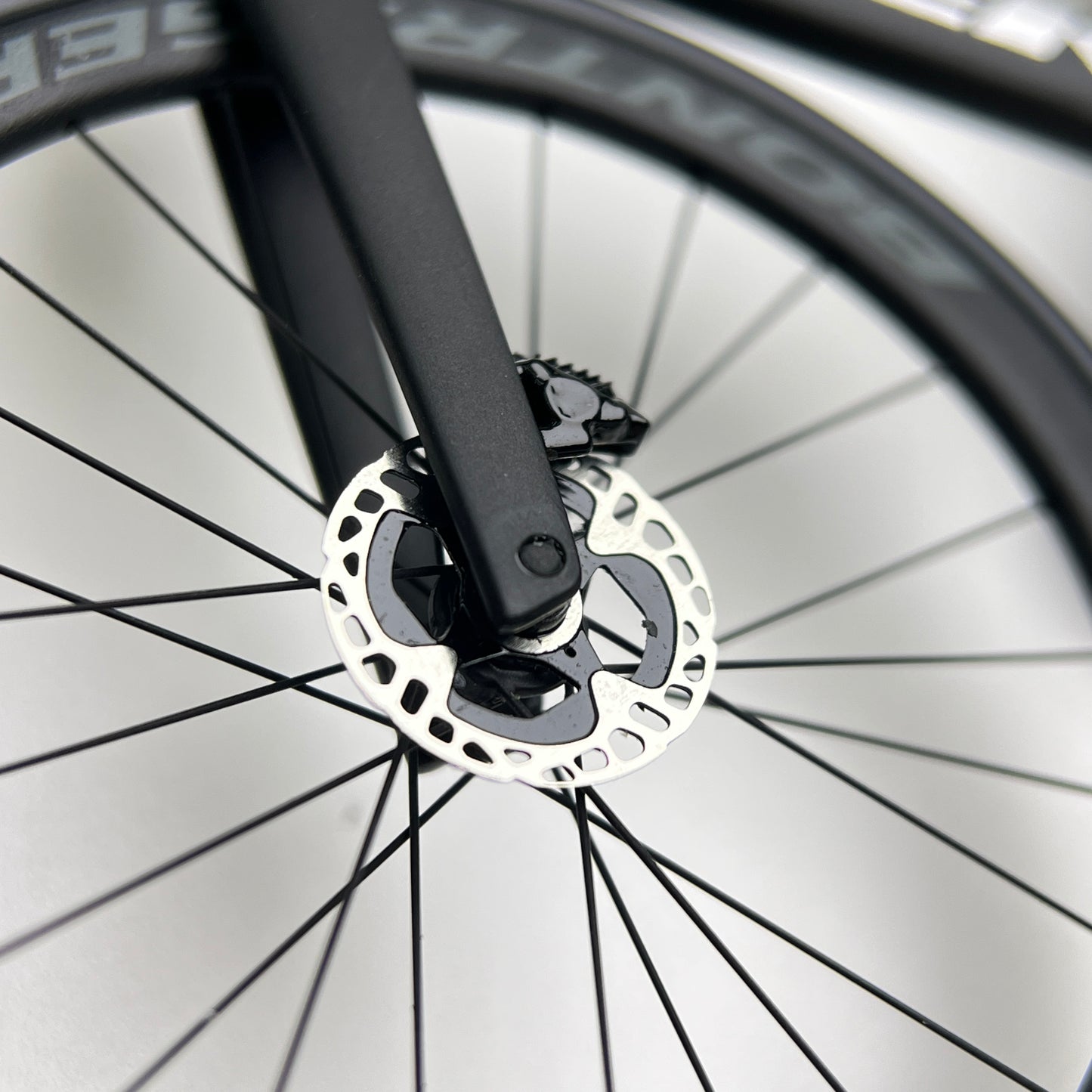 Trek Madone Gen 6 7 ミニチュア モデル 1:12 ロードバイク |友人や自分自身へのギフト |スケールモデル |カスタムメイドの超リアル