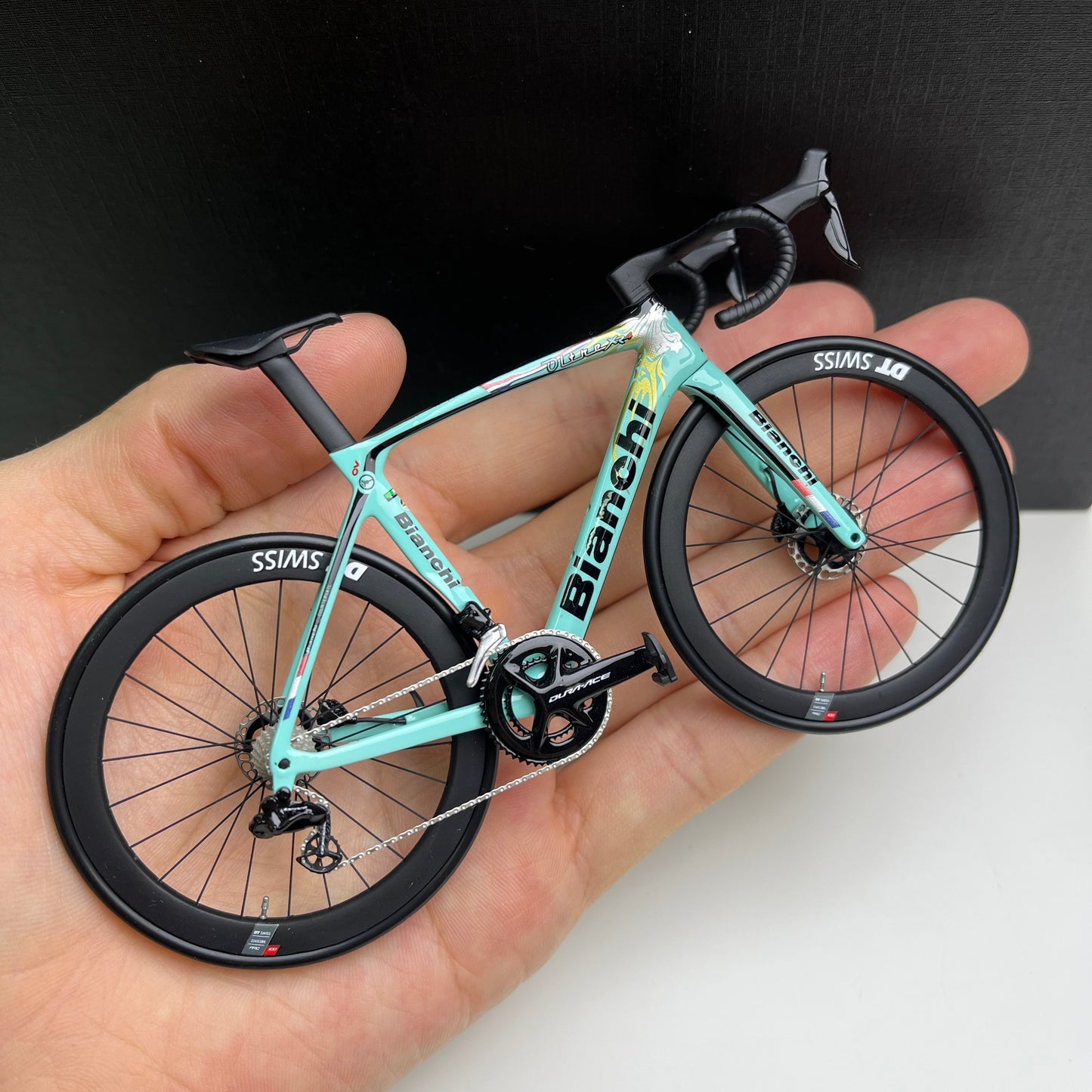 Bianchi Oltre XR4 Specialissima Miniaturas Modelo 1:12 Roadbike | Presente para seu companheiro ou para você mesmo | Modelo em escala | Ultra realista feito sob medida