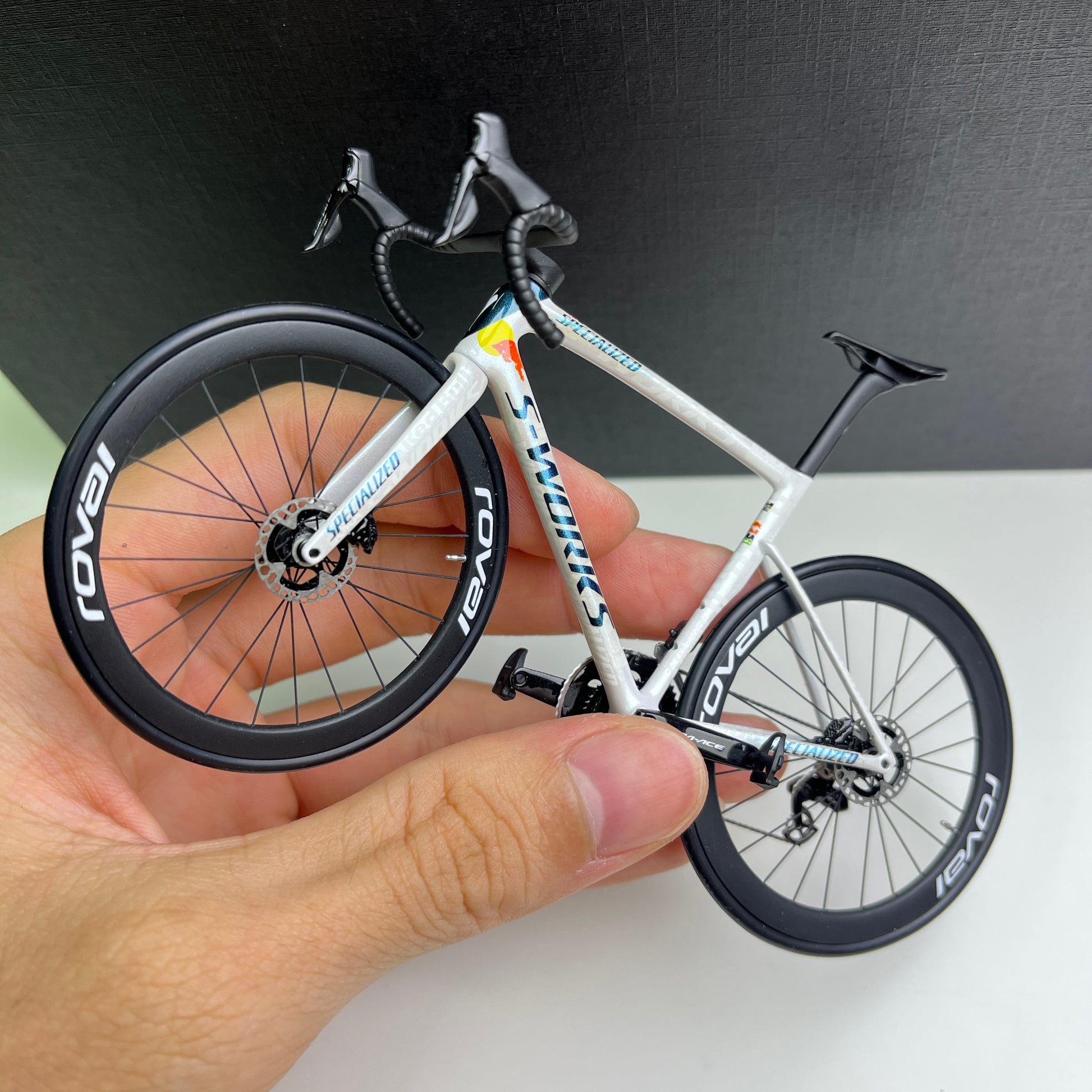 Specialized Miniatures Modell 1:12 Sworks SL7 SL8 Venge Aethos Rennrad | Geschenk für Ihren Partner oder sich selbst. Maßstabsgetreues Modell