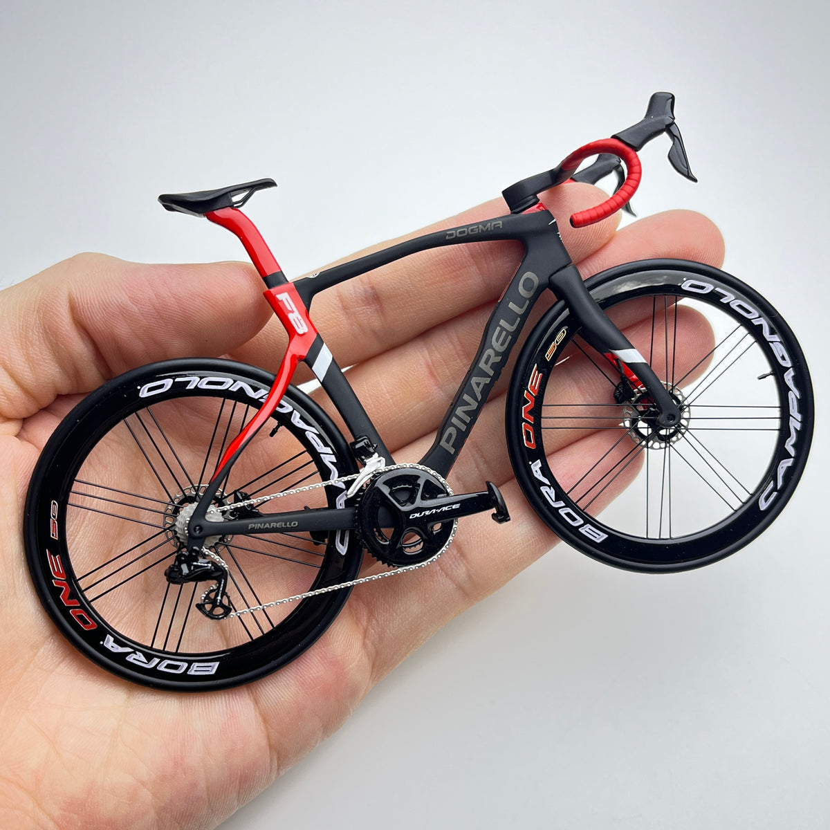 Pinarello Dogma FX F12 F10 F8 Modelo miniatura 1:12 Roadbike | Presente para seu companheiro ou para você mesmo | Modelo em escala | Modelo de miniaturas personalizadas