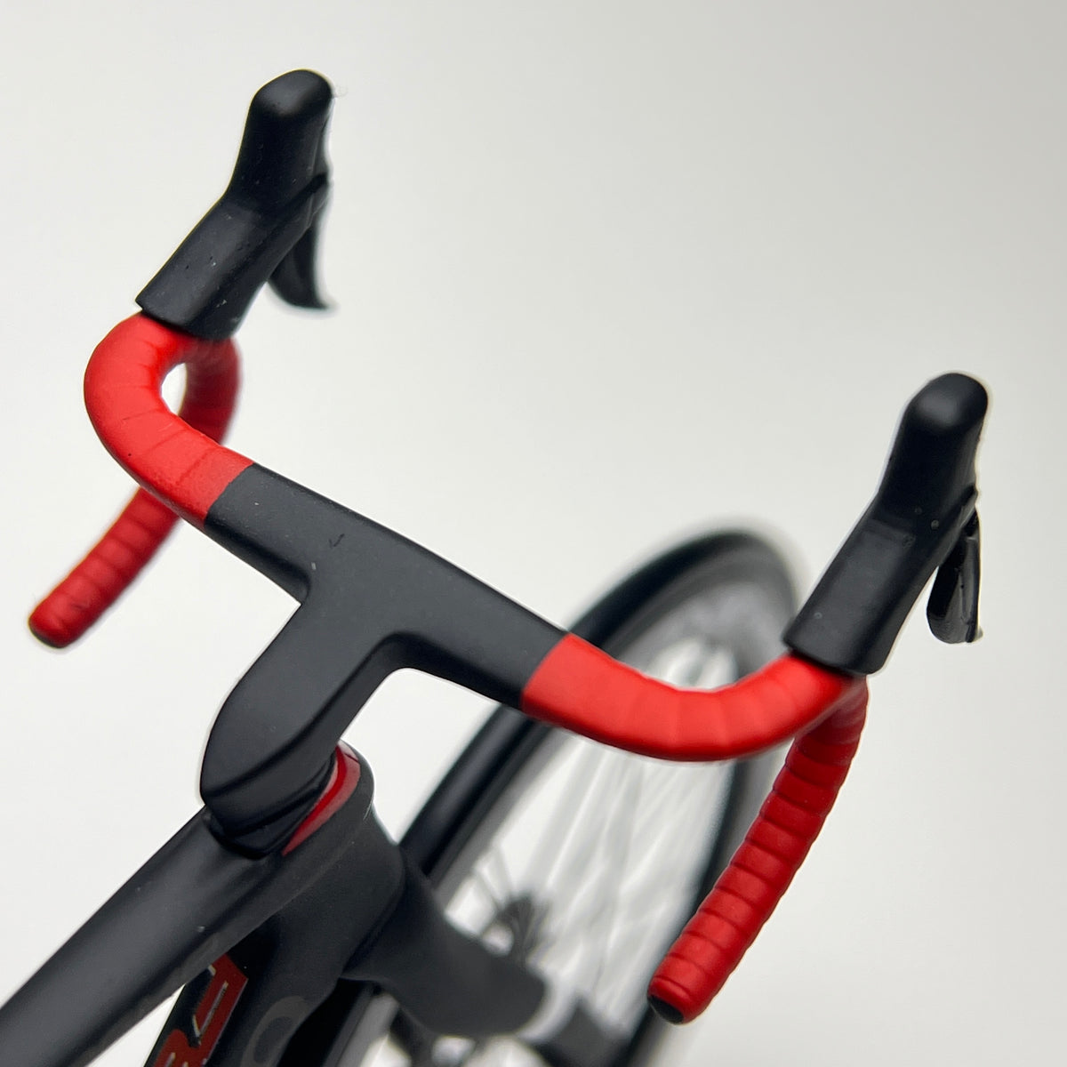 Pinarello Dogma FX F12 F10 F8 Modelo miniatura 1:12 Roadbike | Presente para seu companheiro ou para você mesmo | Modelo em escala | Modelo de miniaturas personalizadas