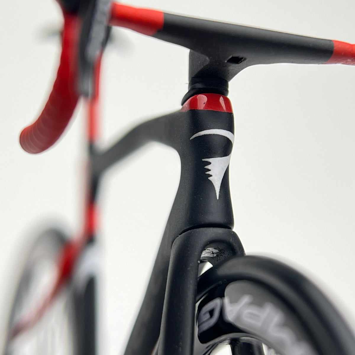 Pinarello Dogma FX F12 F10 F8 Modelo miniatura 1:12 Roadbike | Presente para seu companheiro ou para você mesmo | Modelo em escala | Modelo de miniaturas personalizadas