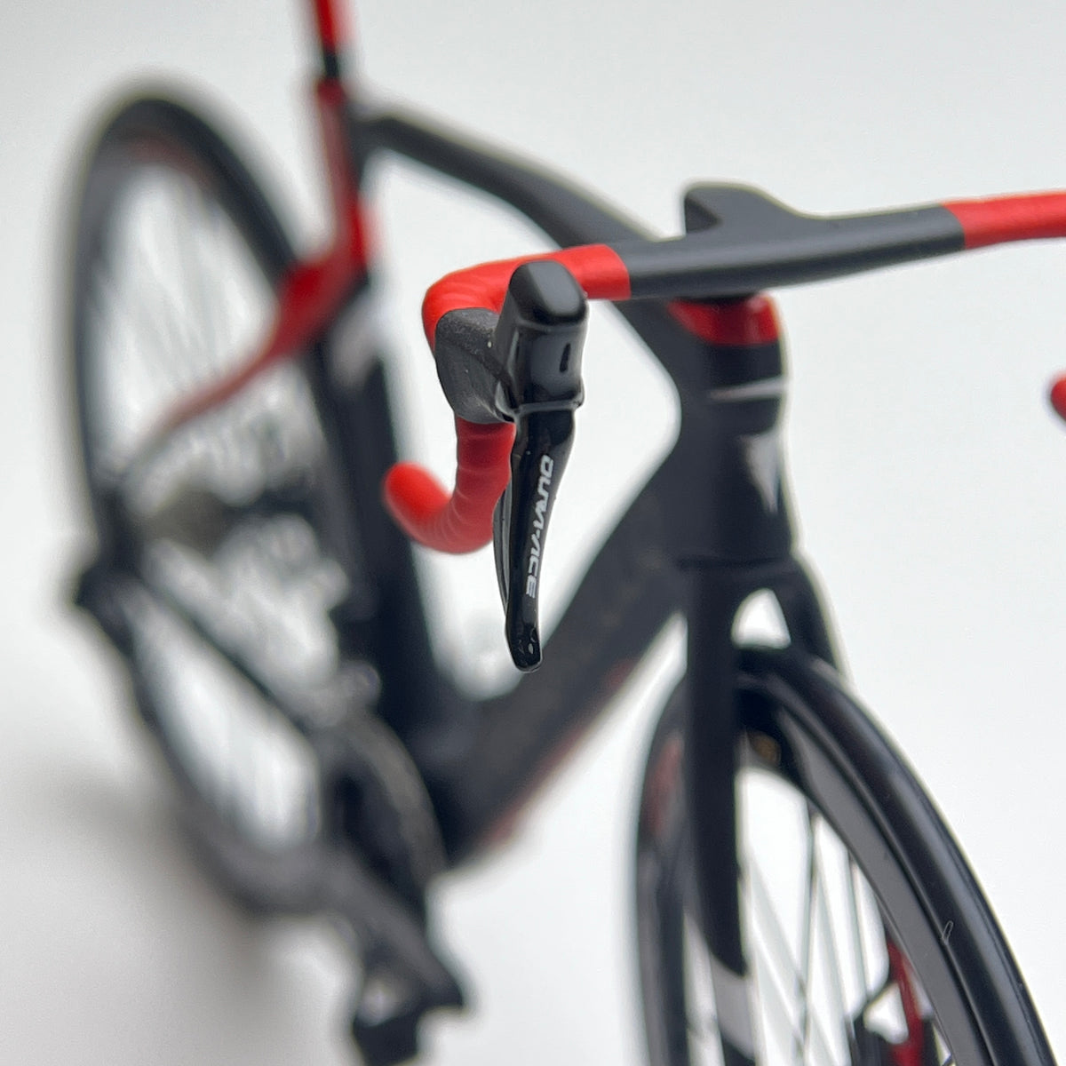 Pinarello Dogma FX F12 F10 F8 Modelo miniatura 1:12 Roadbike | Presente para seu companheiro ou para você mesmo | Modelo em escala | Modelo de miniaturas personalizadas
