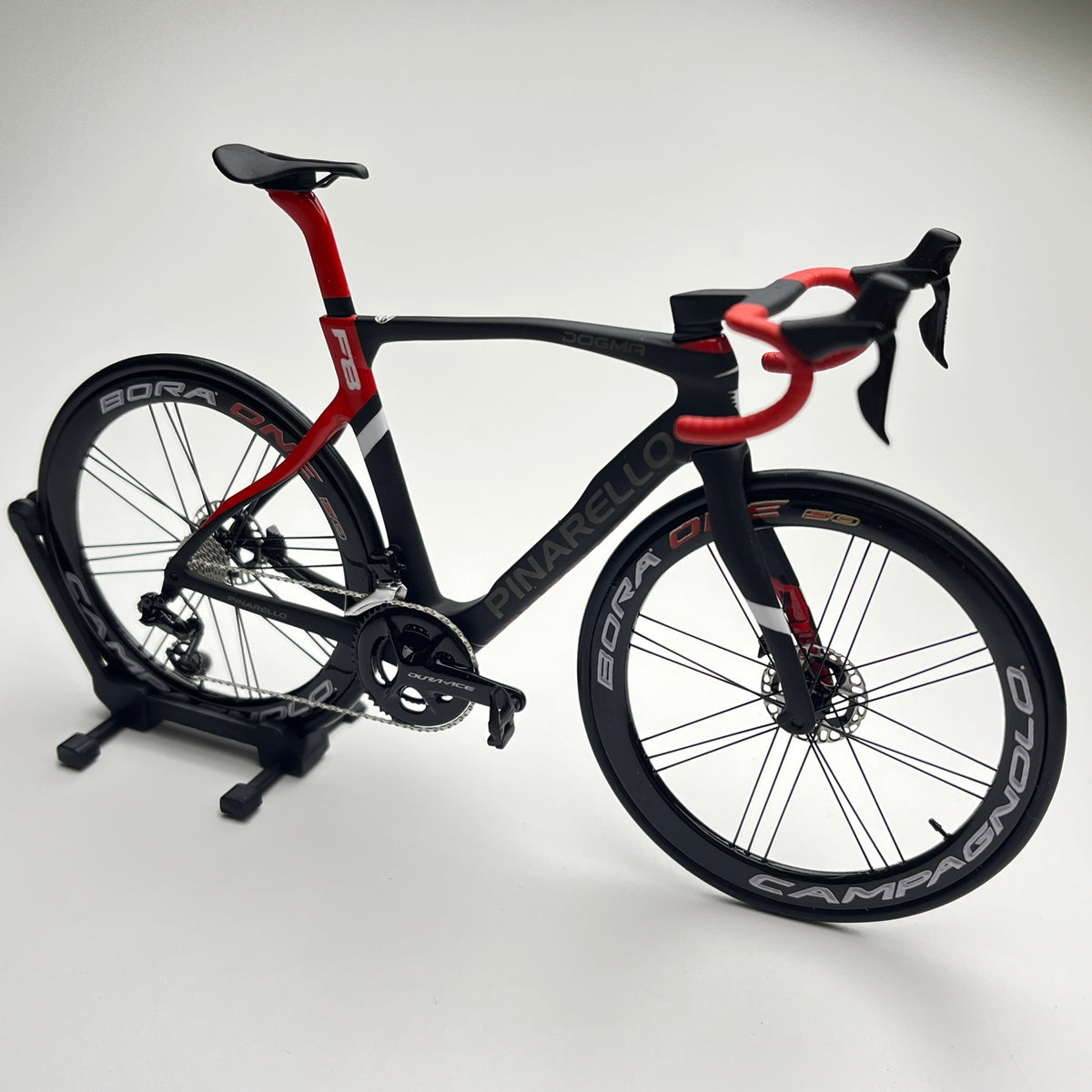 Pinarello Dogma FX F12 F10 F8 Modelo miniatura 1:12 Roadbike | Presente para seu companheiro ou para você mesmo | Modelo em escala | Modelo de miniaturas personalizadas