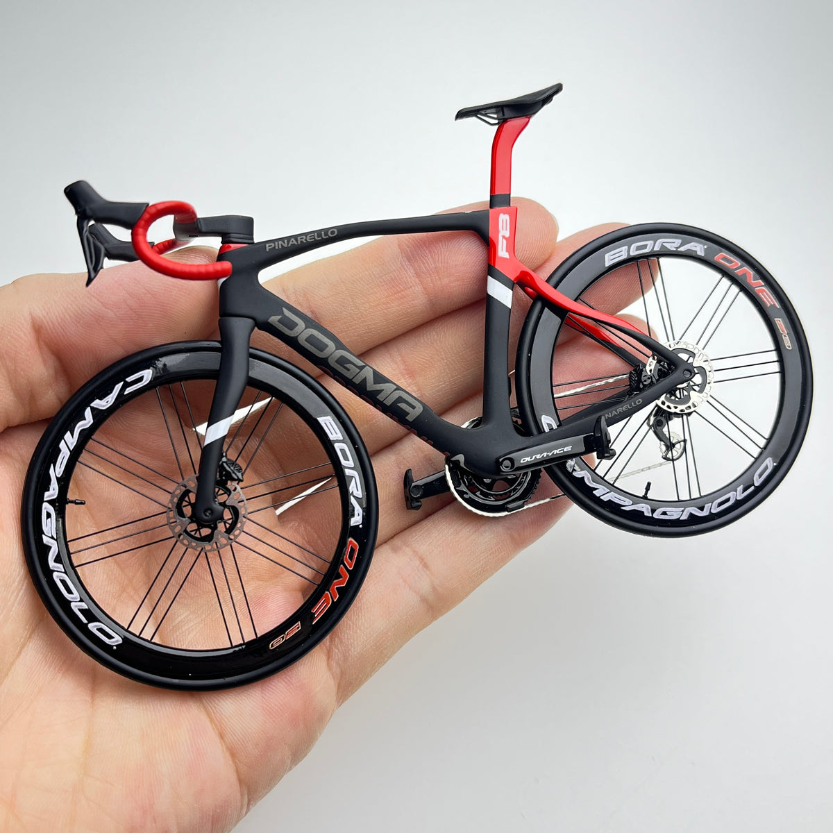 Pinarello Dogma FX F12 F10 F8 Modelo miniatura 1:12 Roadbike | Presente para seu companheiro ou para você mesmo | Modelo em escala | Modelo de miniaturas personalizadas