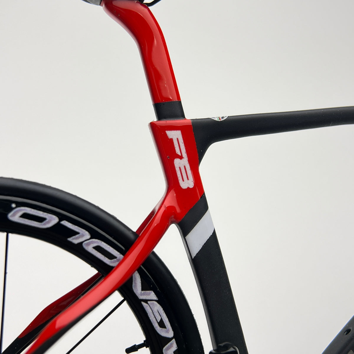 Pinarello Dogma FX F12 F10 F8 Modelo miniatura 1:12 Roadbike | Presente para seu companheiro ou para você mesmo | Modelo em escala | Modelo de miniaturas personalizadas