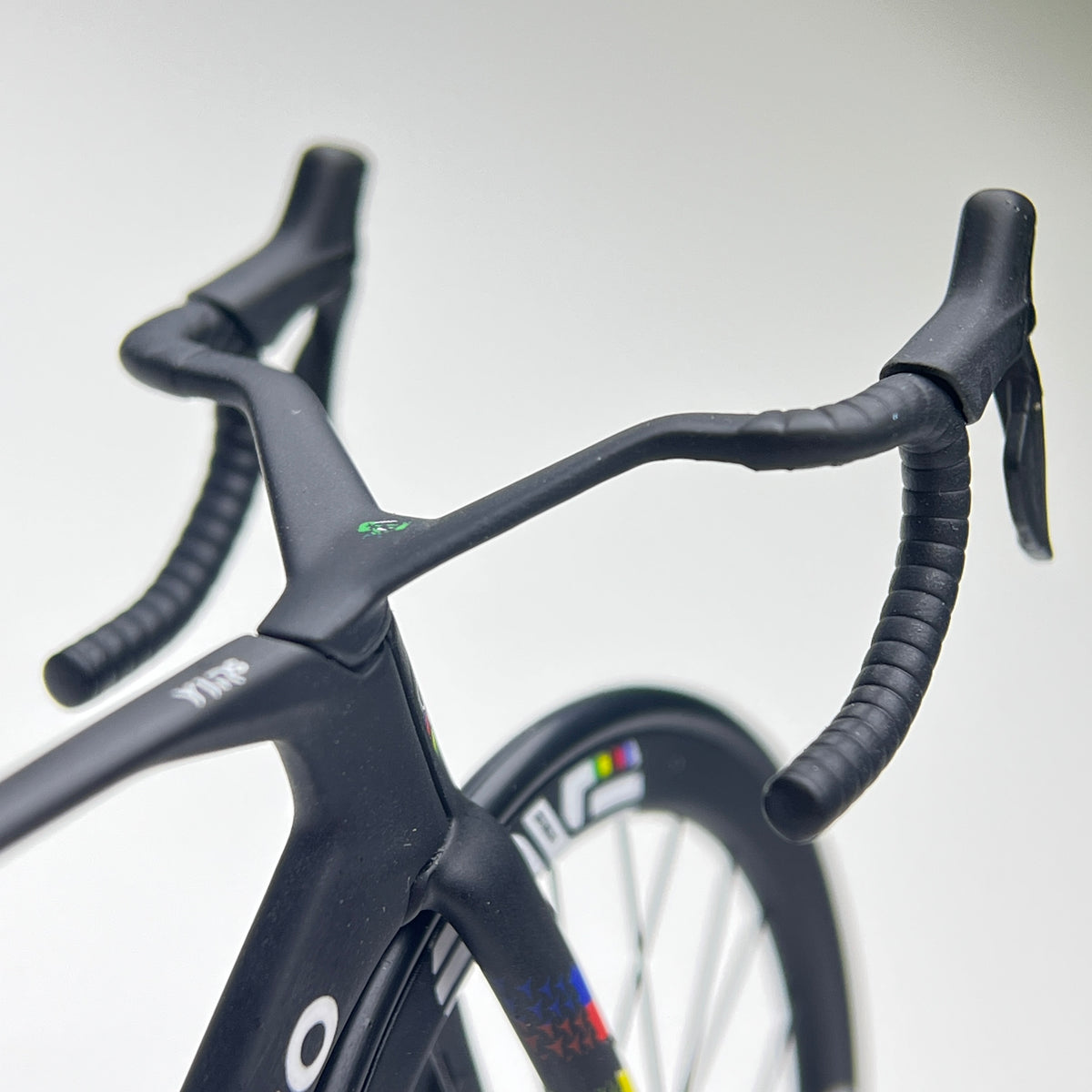 Bianchi Oltre XR4 Specialissima Miniatures Modèle 1:12 Vélo de route | Cadeau pour votre compagnon ou vous-même | Modèle réduit | Ultra réaliste sur mesure