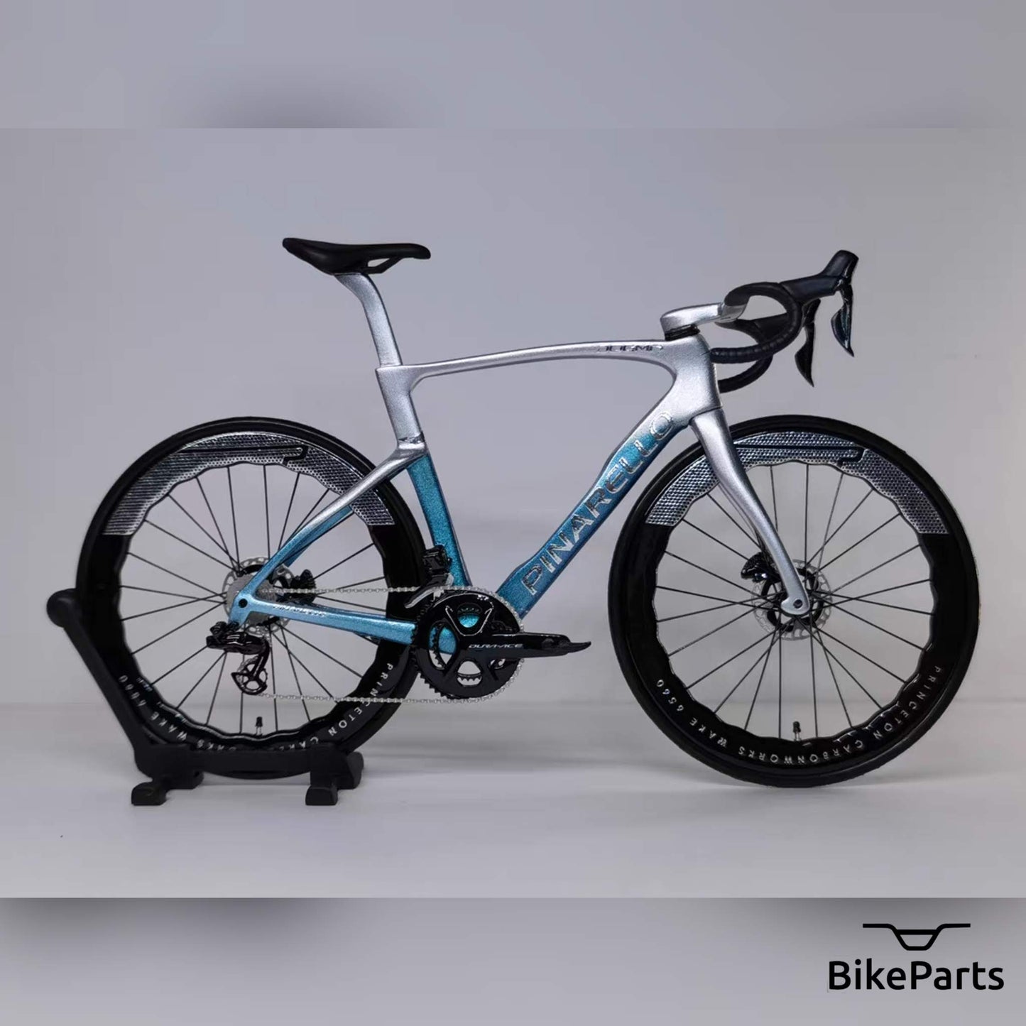 Pinarello Dogma FX F12 F10 F8 Miniaturmodell 1:12 Rennrad | Geschenk für deinen Partner oder dich selbst | Maßstabsgetreues Modell | Maßgeschneidertes Miniaturmodell