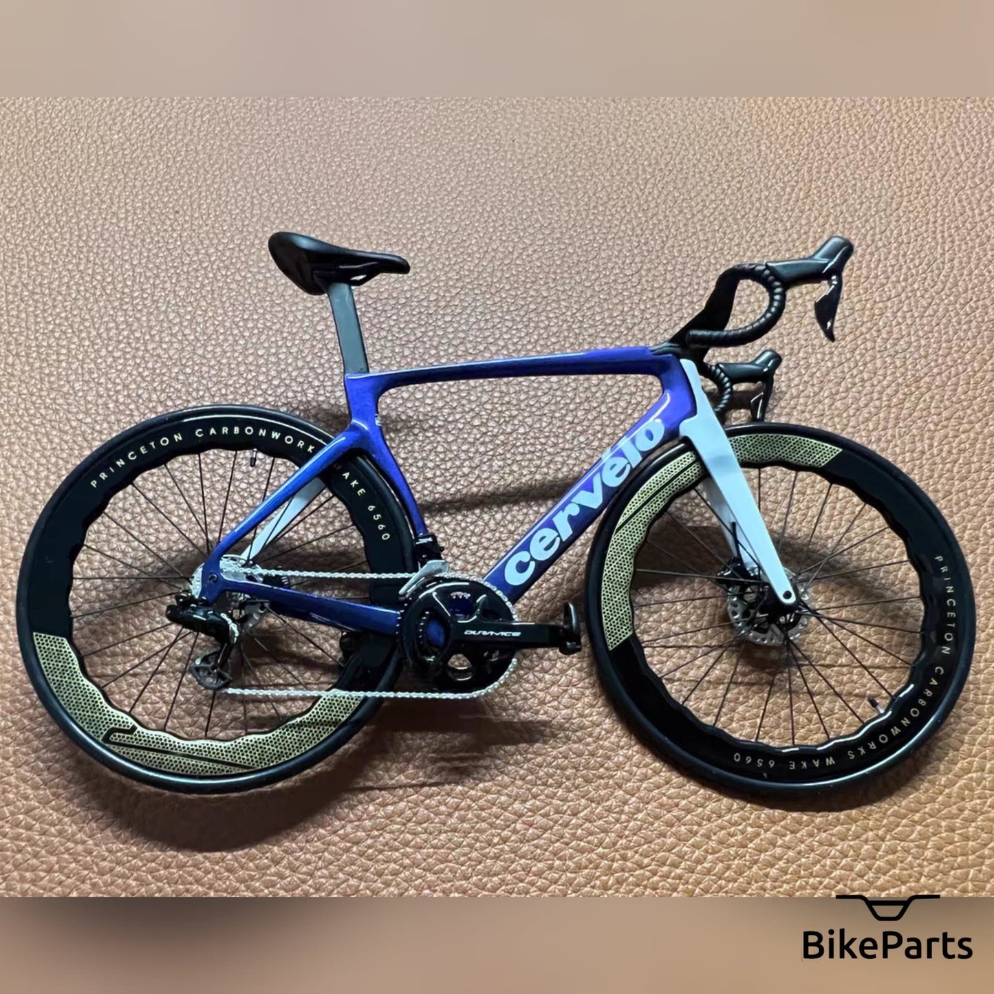 Cervelo S5 Miniatures Model 1:12 Roadbike | Jumbo Visma dárek pro vašeho partnera nebo pro sebe | Model v měřítku | Na zakázku ultra realistické