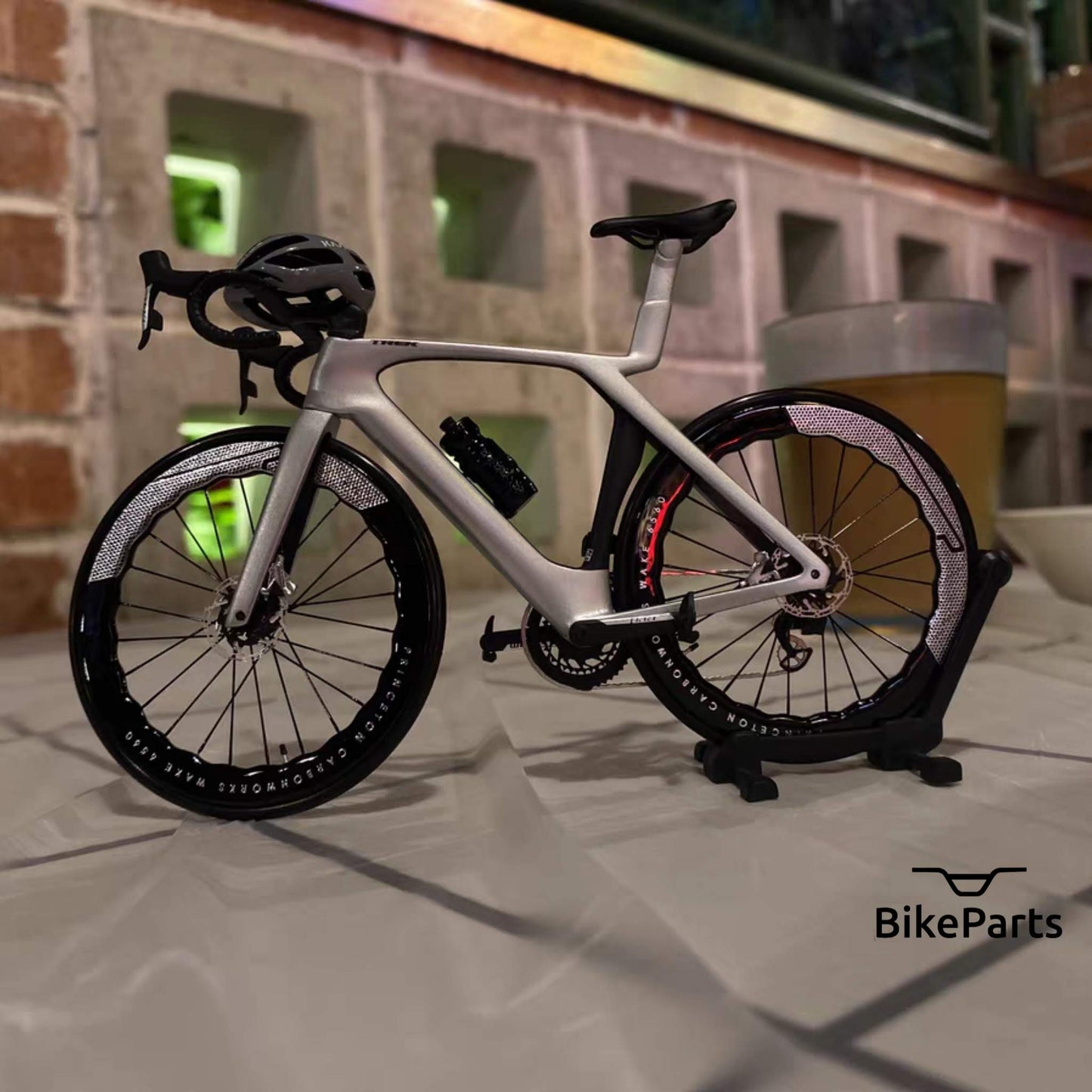 Trek Madone Gen 6 7 Miniatures Model 1:12 Roadbike | Present till din partner eller dig själv | Skalmodell | Skräddarsydd ultrarealistisk