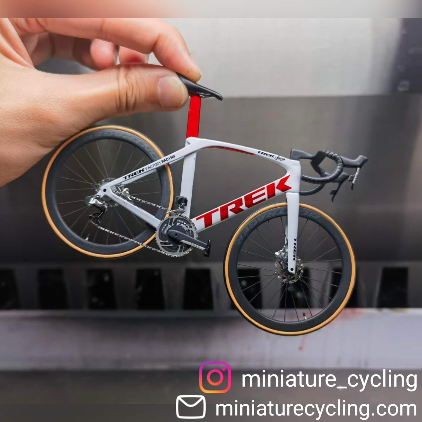 Trek Madone Gen 6 7 Miniaturmodell 1:12 Rennrad | Geschenk für deinen Partner oder dich selbst | Maßstabsgetreues Modell | Maßgeschneidert, ultrarealistisch