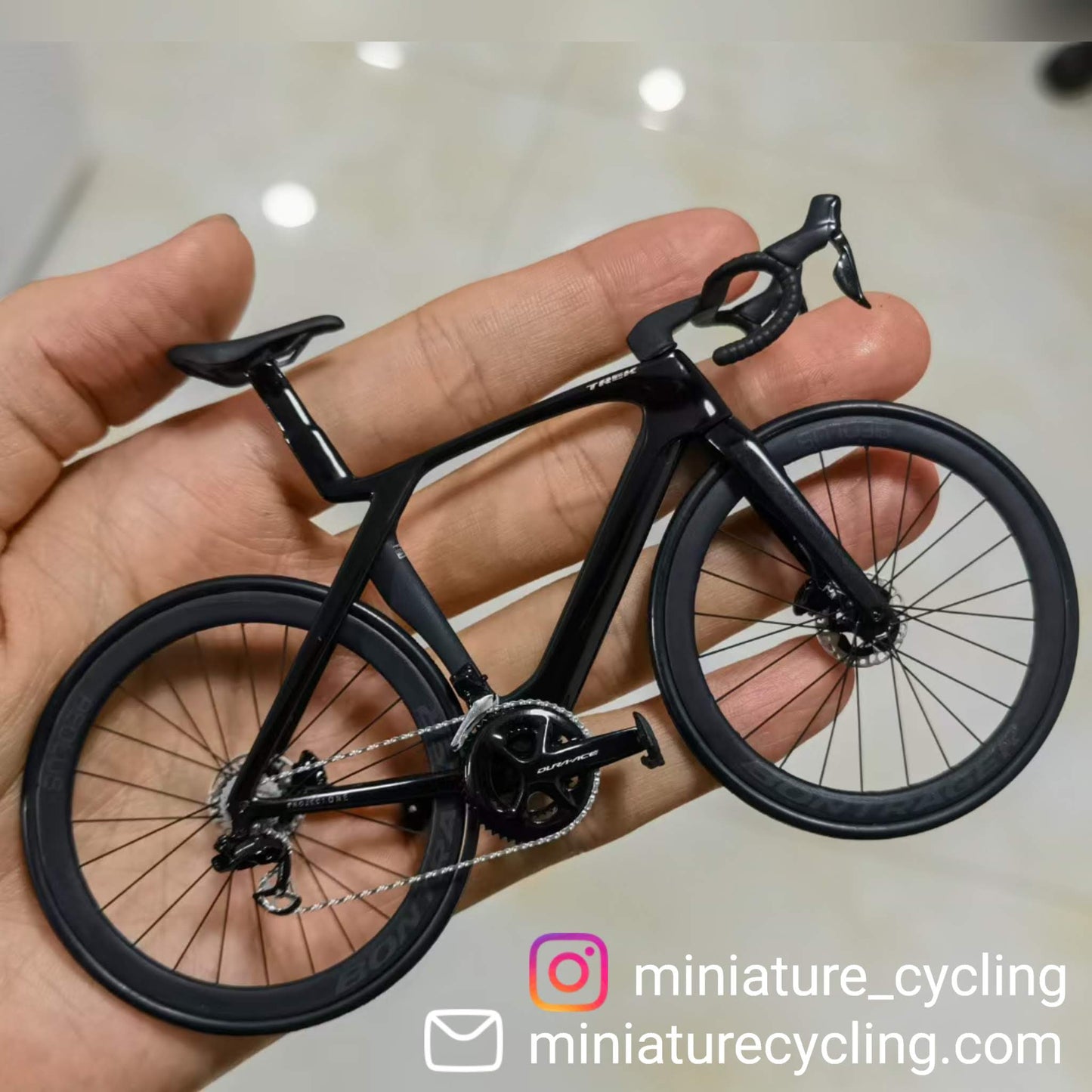 Trek Madone Gen 6 7 Miniature Modello 1:12 Bici da strada | Regalo per il tuo compagno o per te stesso | Modello in scala | Ultra realistico su misura