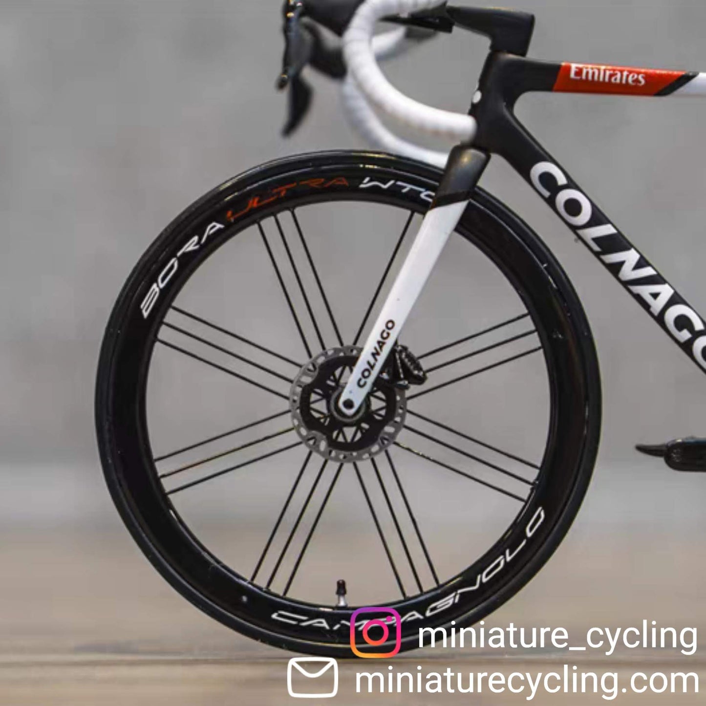 Colnago V3RS miniatyrmodell 1:12 Ultra Realistic | Pogacar TDF 2022 UAE