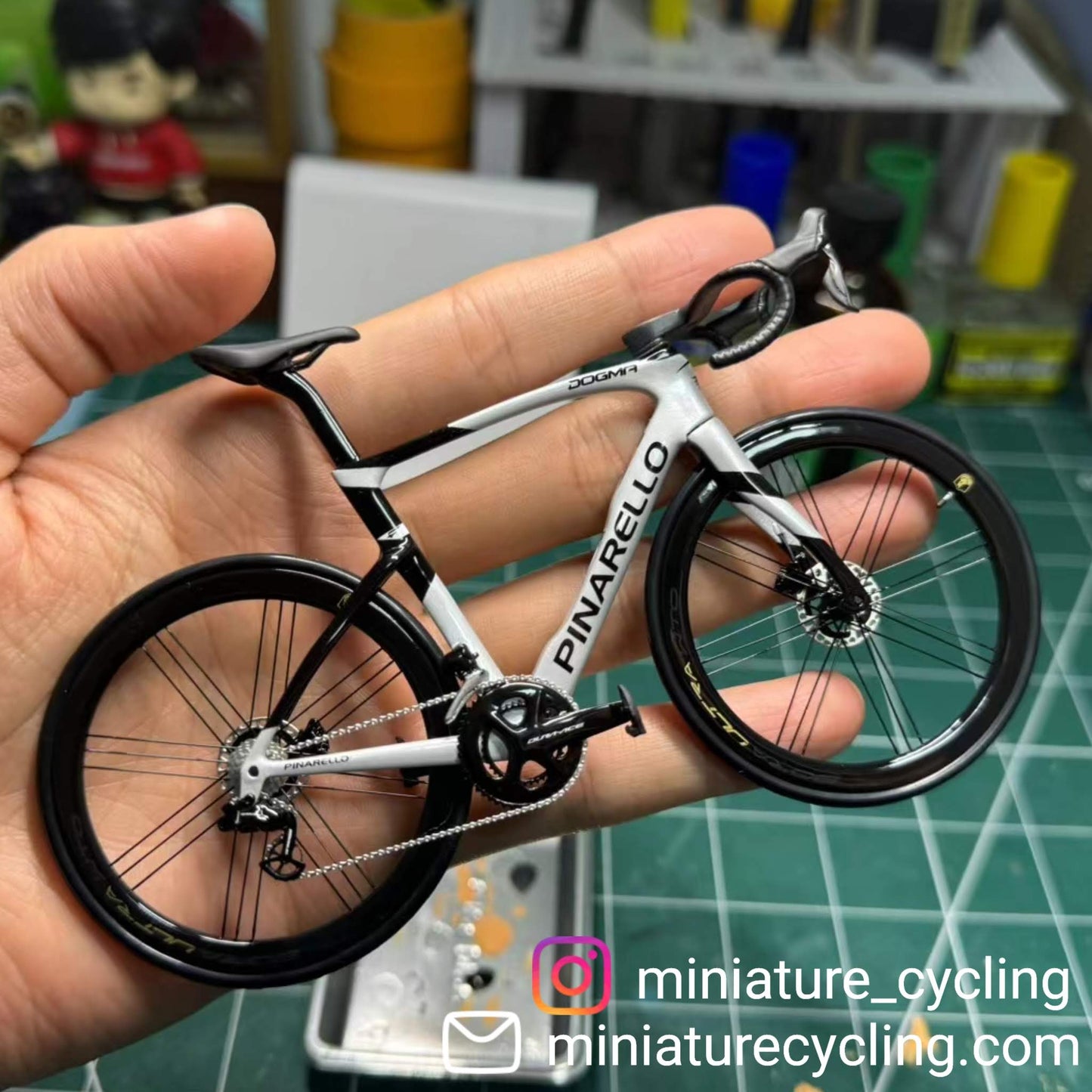 Pinarello Dogma FX F12 F10 F8 Miniaturmodell 1:12 Rennrad | Geschenk für deinen Partner oder dich selbst | Maßstabsgetreues Modell | Maßgeschneidertes Miniaturmodell