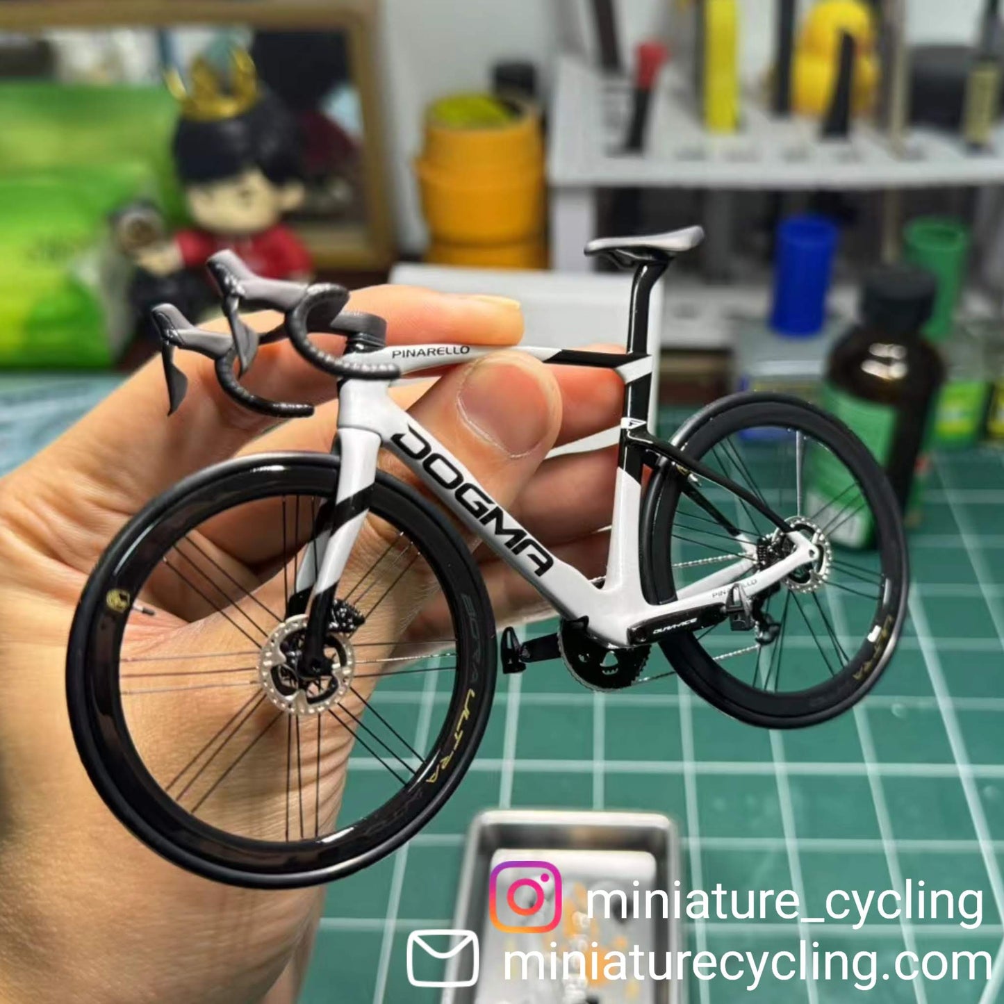 Pinarello Dogma FX F12 F10 F8 Miniaturmodell 1:12 Rennrad | Geschenk für deinen Partner oder dich selbst | Maßstabsgetreues Modell | Maßgeschneidertes Miniaturmodell