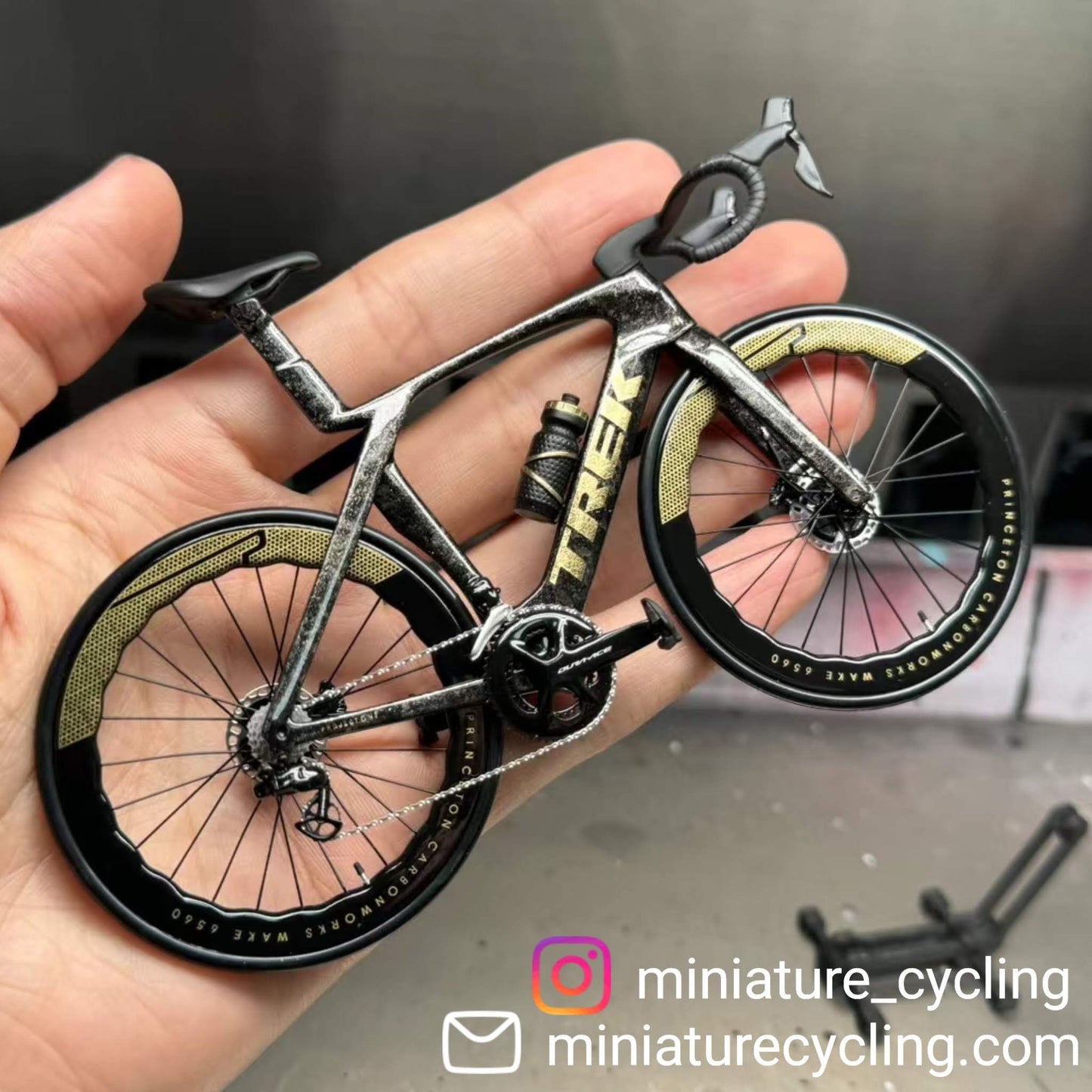 Trek Madone Gen 6 7 Miniatures Model 1:12 Roadbike | Present till din partner eller dig själv | Skalmodell | Skräddarsydd ultrarealistisk