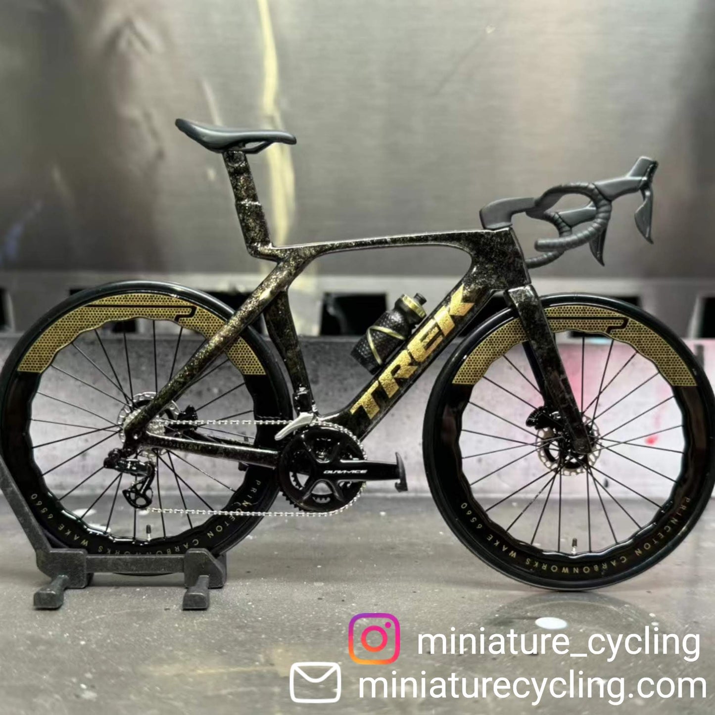 Trek Madone Gen 6 7 Miniaturmodell 1:12 Rennrad | Geschenk für deinen Partner oder dich selbst | Maßstabsgetreues Modell | Maßgeschneidert, ultrarealistisch