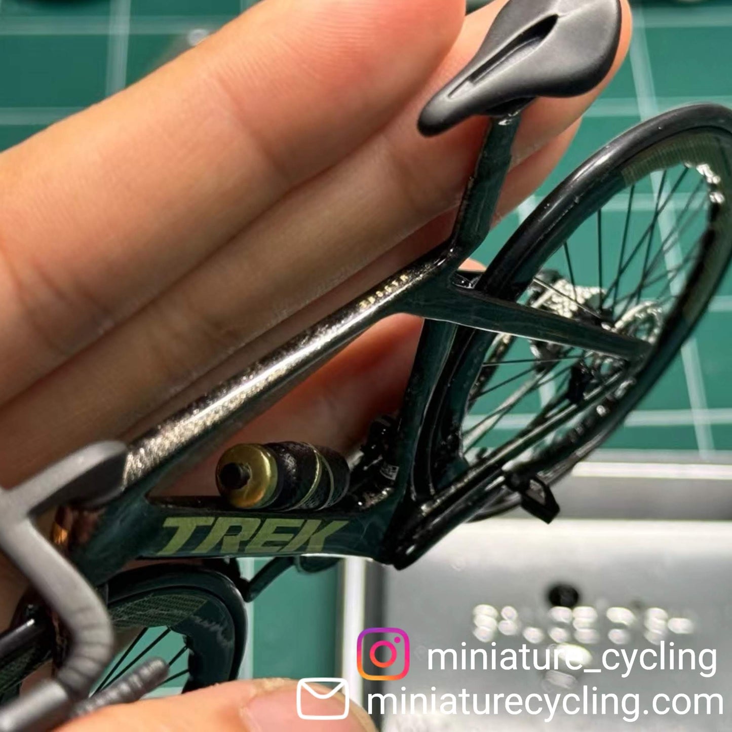 Trek Madone Gen 6 7 Miniatures Model 1:12 Roadbike | Dárek pro vašeho partnera nebo pro sebe | Model v měřítku | Na zakázku ultra realistické