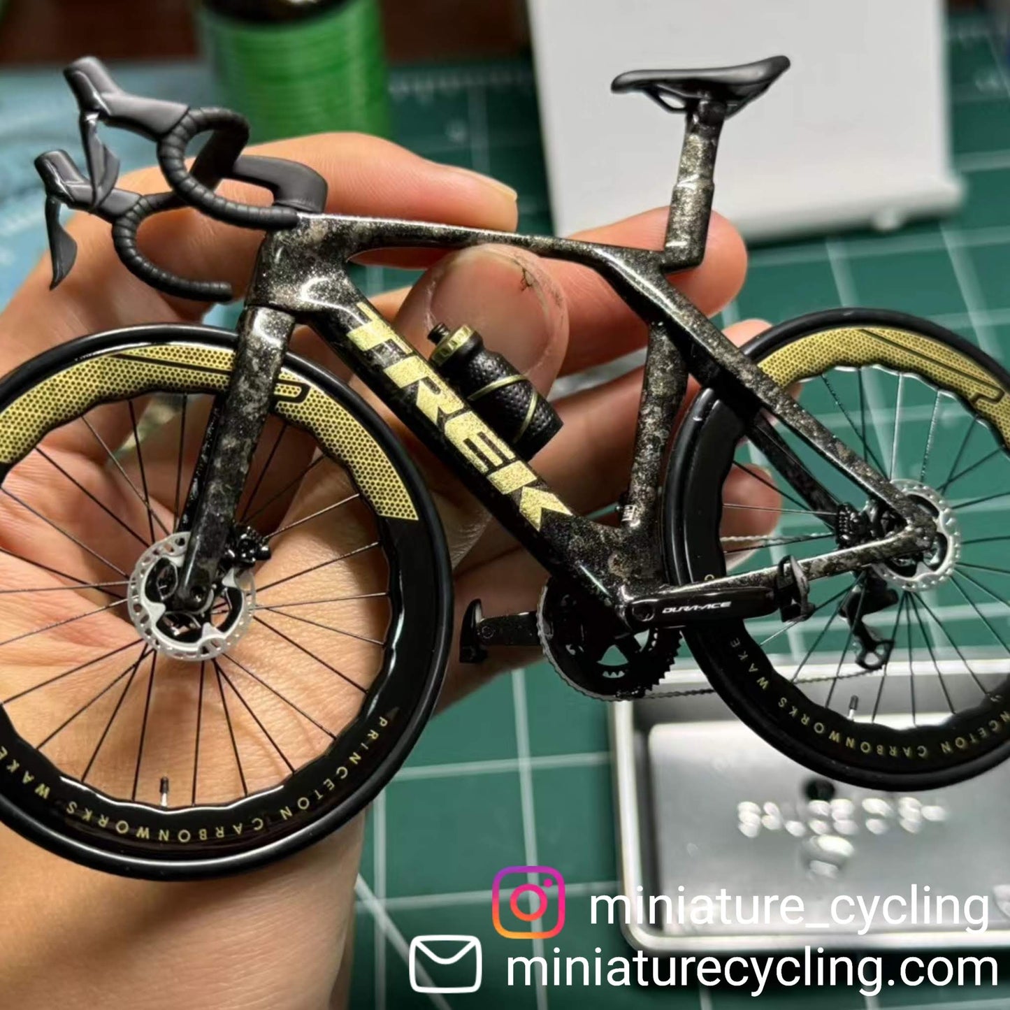 Trek Madone Gen 6 7 Miniaturas Modelo 1:12 Bicicleta de carretera | Regalo para tu pareja o para ti mismo | Modelo a escala | Ultra realista hecho a medida