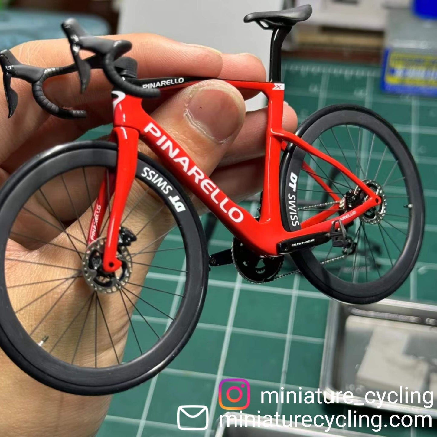 Pinarello Dogma FX F12 F10 F8 Modèle miniature 1:12 Vélo de route | Cadeau pour votre compagnon ou vous-même | Modèle réduit | Modèle miniature sur mesure