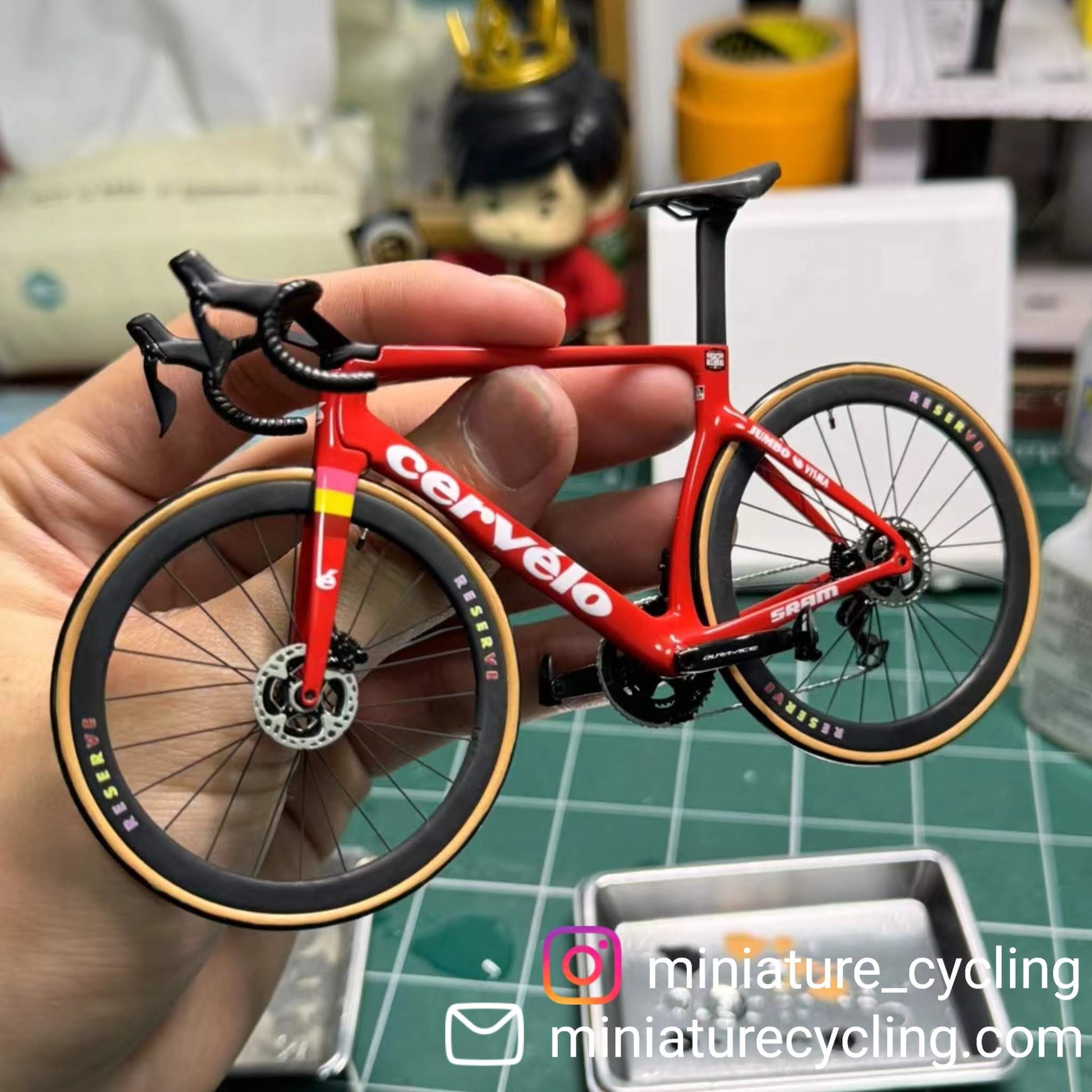 cervello rennrad Cervelo S5 Miniaturmodell 1:12 Rennrad | Jumbo-Visma-Geschenk für Ihren Partner oder sich selbst | Maßstabsgetreues Modell