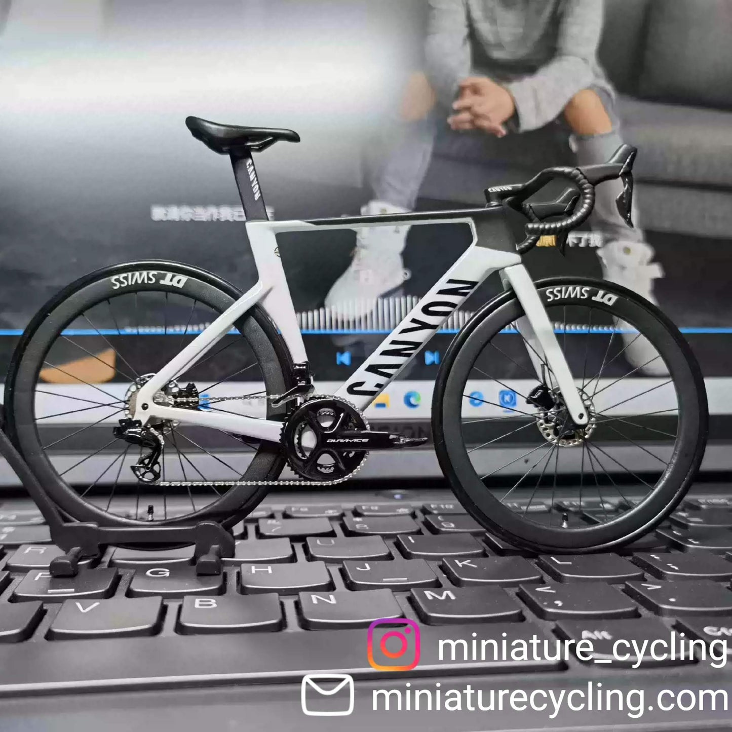 Canyon Aeroad CF SLX CFR Miniatures Modèle 1:12 Vélo de route | Cadeau MVDP pour votre compagnon ou vous-même | Maquette Sur Mesure Ultra Réaliste