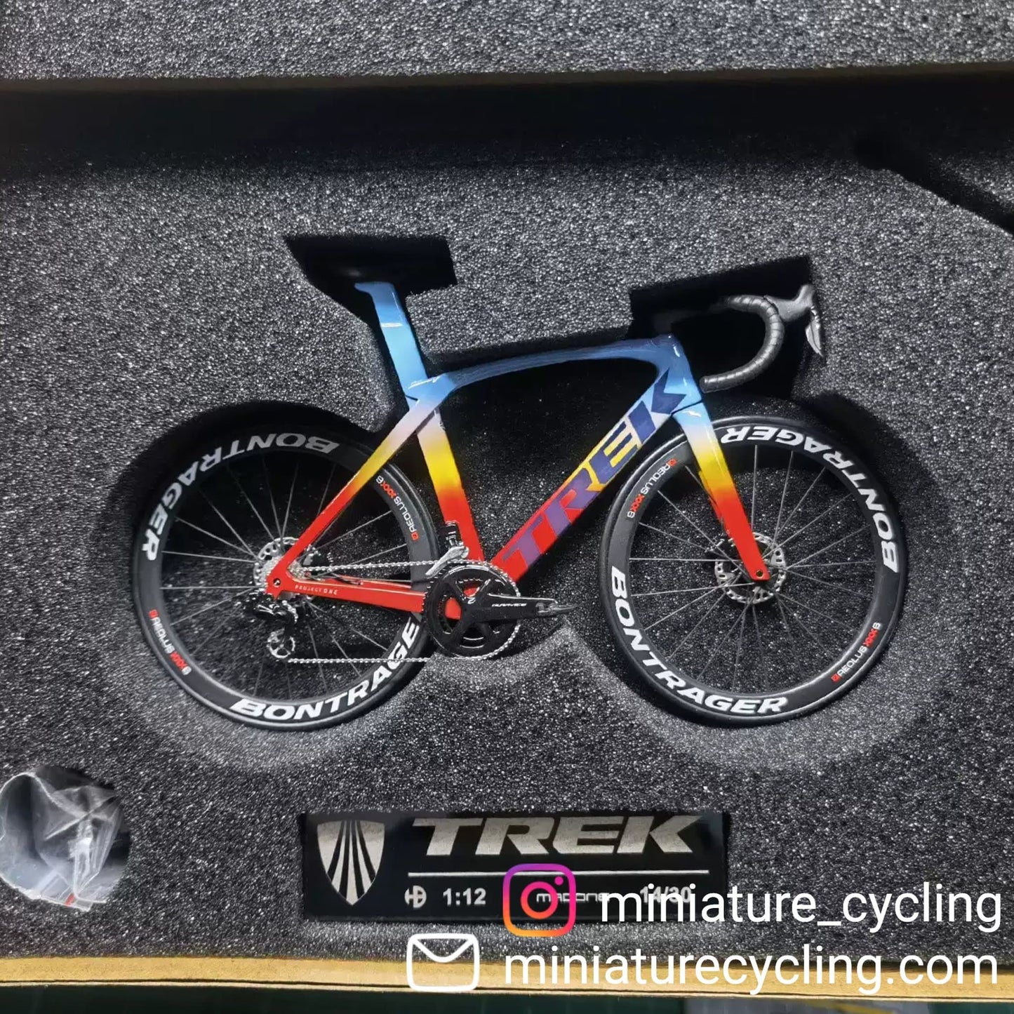 Trek Madone Gen 6 7 ミニチュア モデル 1:12 ロードバイク |友人や自分自身へのギフト |スケールモデル |カスタムメイドの超リアル