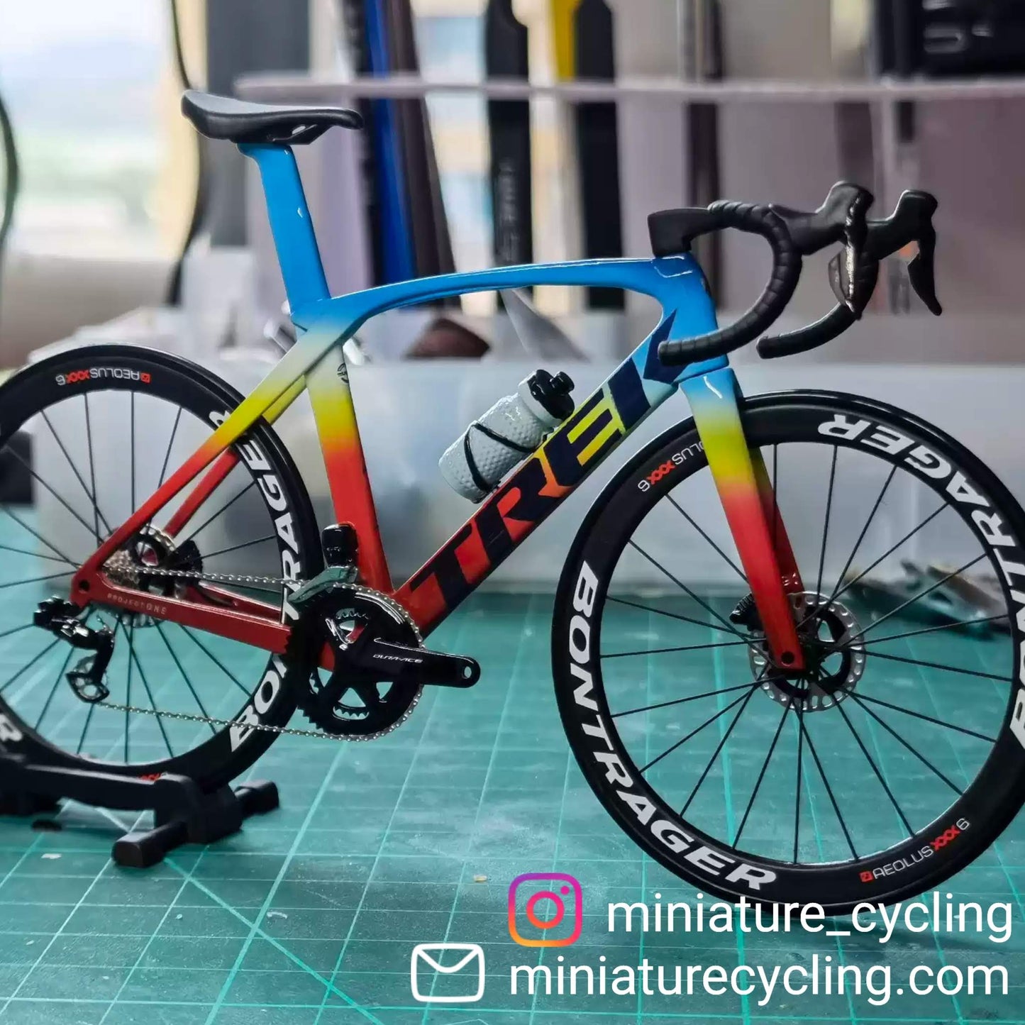 Trek Madone Gen 6 7 ミニチュア モデル 1:12 ロードバイク |友人や自分自身へのギフト |スケールモデル |カスタムメイドの超リアル