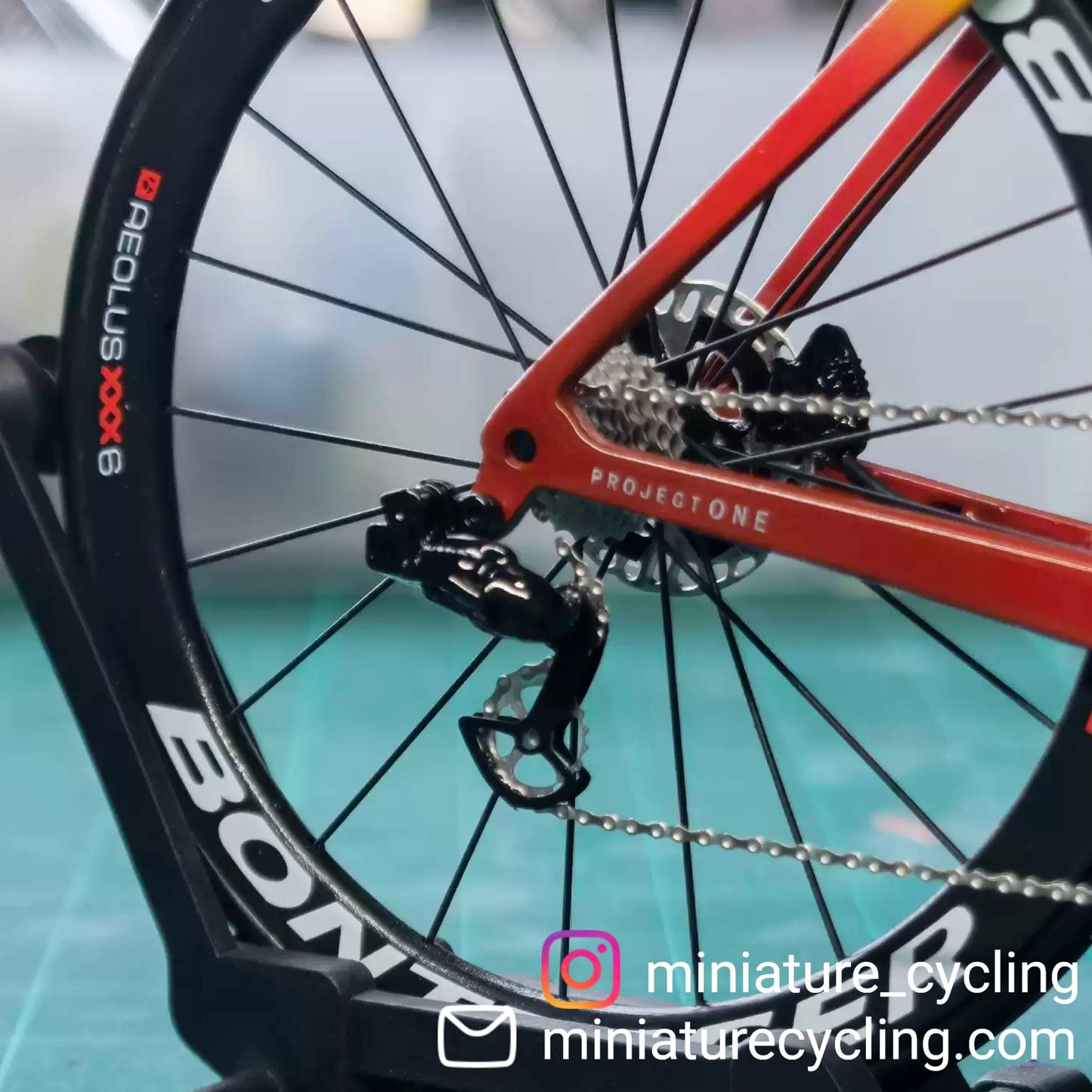 Trek Madone Gen 6 7 Miniatures Model 1:12 Roadbike | Present till din partner eller dig själv | Skalmodell | Skräddarsydd ultrarealistisk