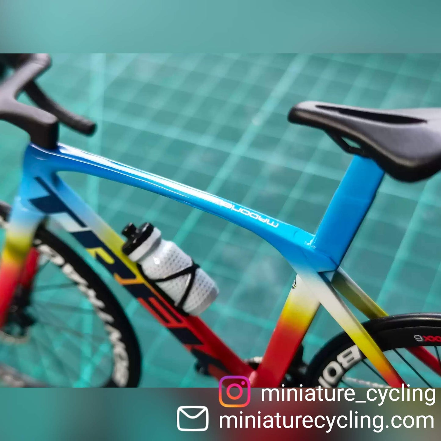 Trek Madone Gen 6 7 Miniaturas Modelo 1:12 Bicicleta de carretera | Regalo para tu pareja o para ti mismo | Modelo a escala | Ultra realista hecho a medida